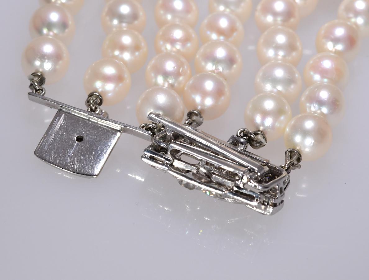 Art Deco Triple Strand Pearl Bracelet with 1.8 Carat TW Platinum Clasp (Art déco)