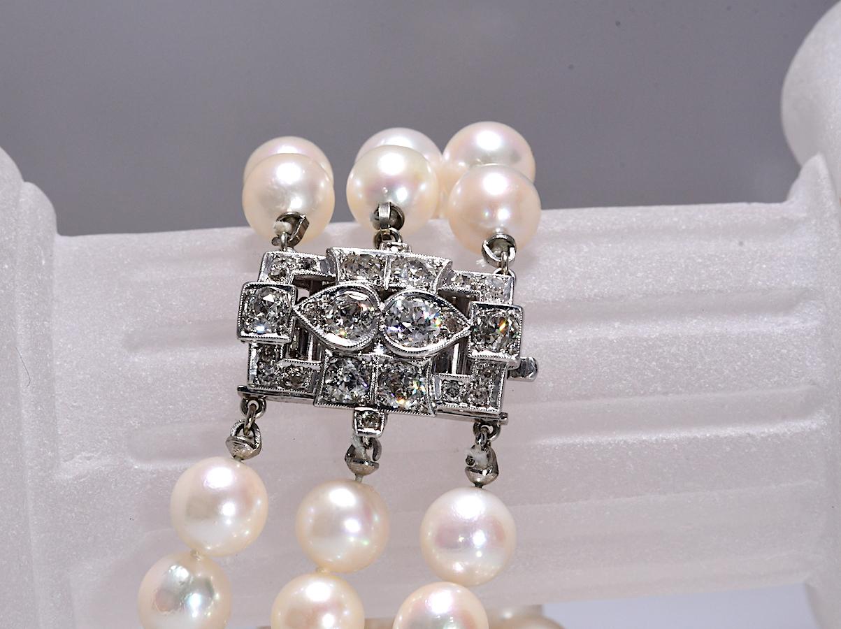Art Deco Triple Strand Pearl Bracelet with 1.8 Carat TW Platinum Clasp (Alteuropäischer Brillantschliff)
