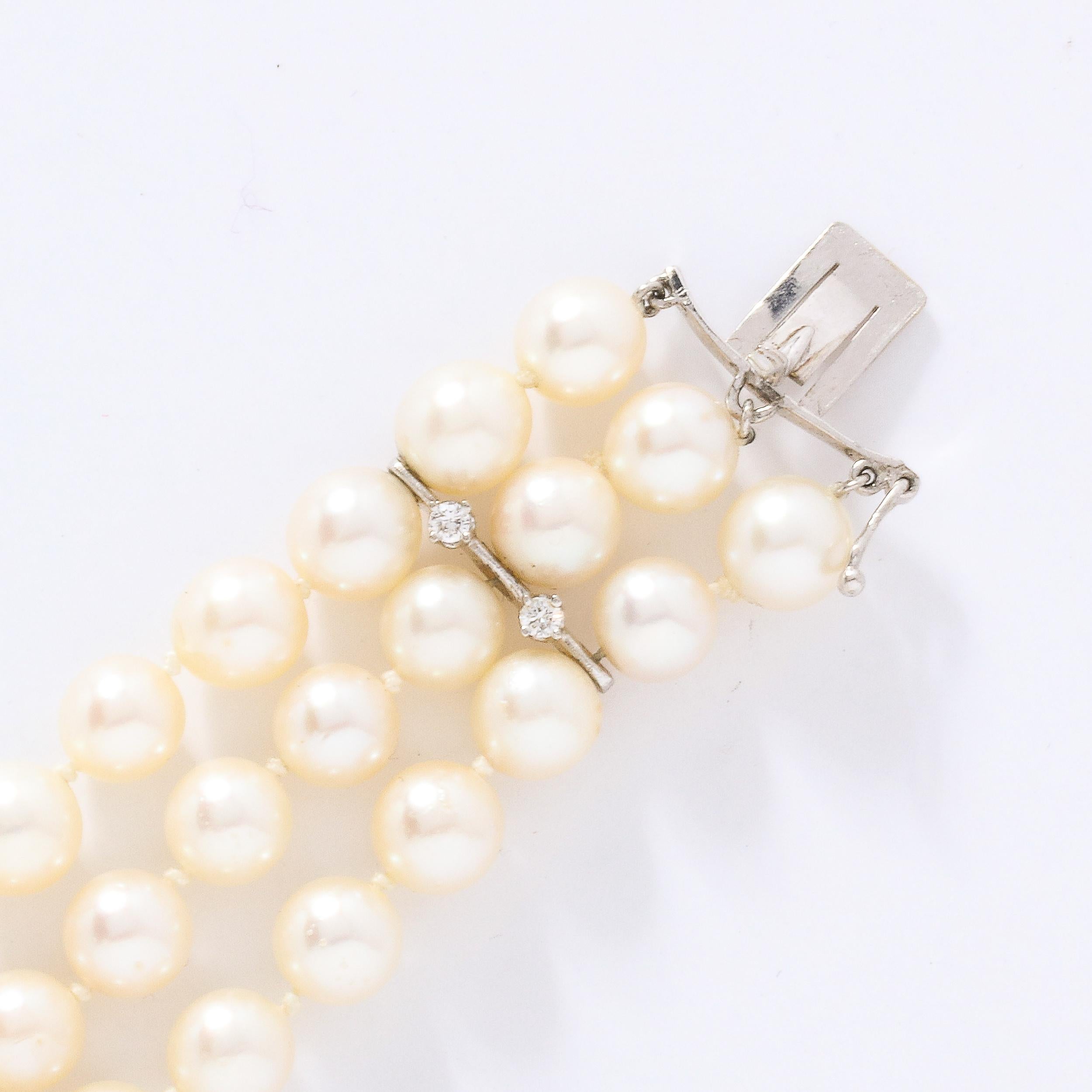 Art Deco Triple Strand Pearl, Gold and Diamond Bracelet In Excellent Condition In New York, NY