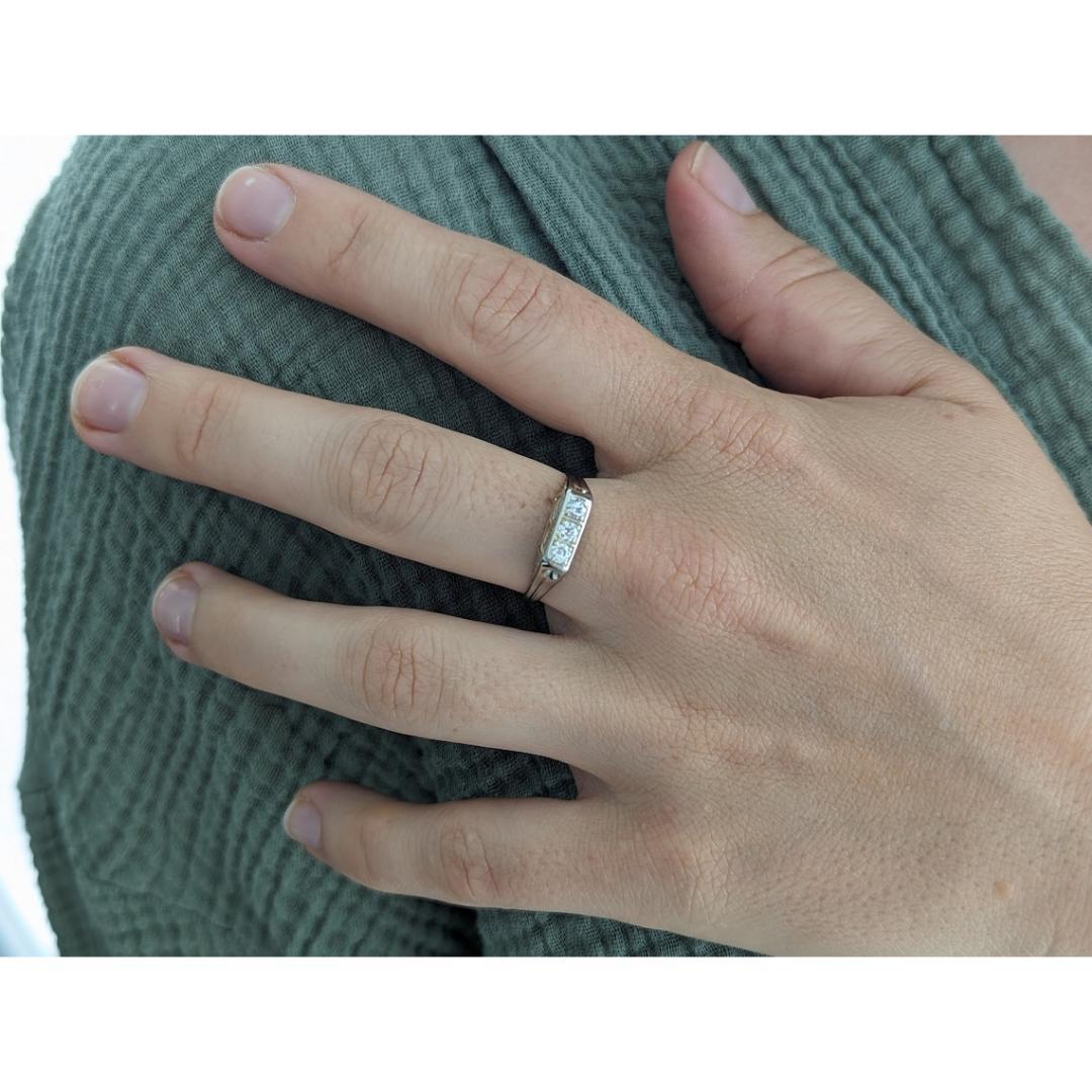Bague Art déco à trois diamants jumeaux. Or blanc 14k Gravé Journey Trilogy Trio en vente 5