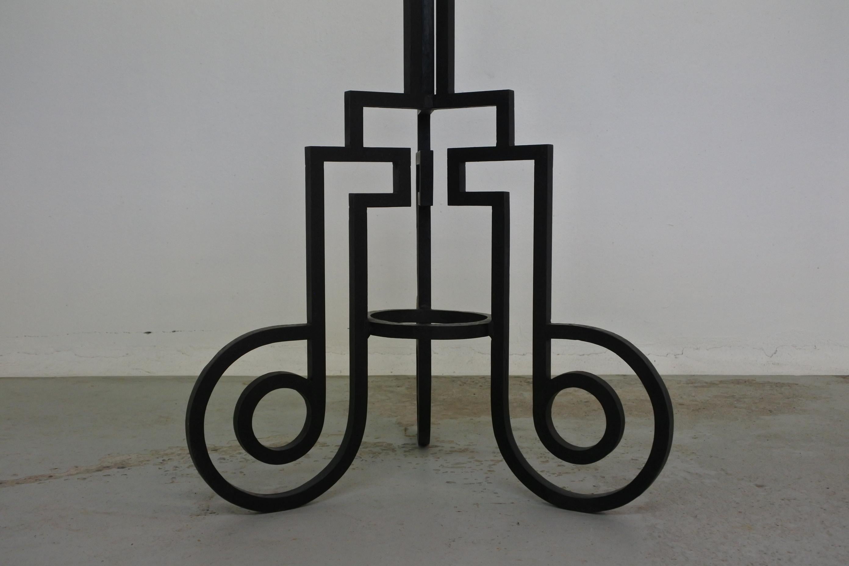 Art Deco tripod floor lamp.
Wrought iron.
Geometric base.

Made in France in the 1930s.

Original electrical system. To be safe, the lamp should be checked locally by a specialist to fully comply with local requirements and regulations.
