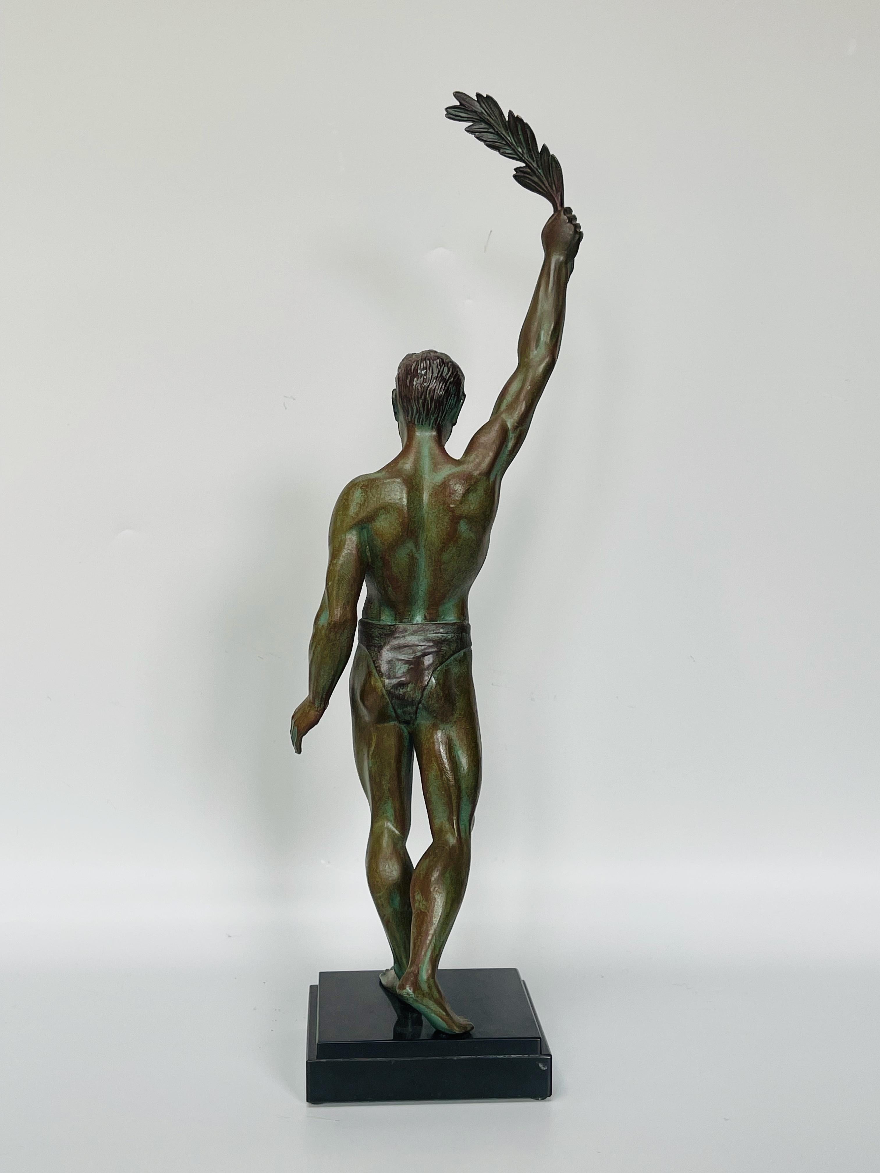 Triumph-Skulptur im Art déco-Stil von Elie Mardini im Zustand „Hervorragend“ im Angebot in NANTES, FR