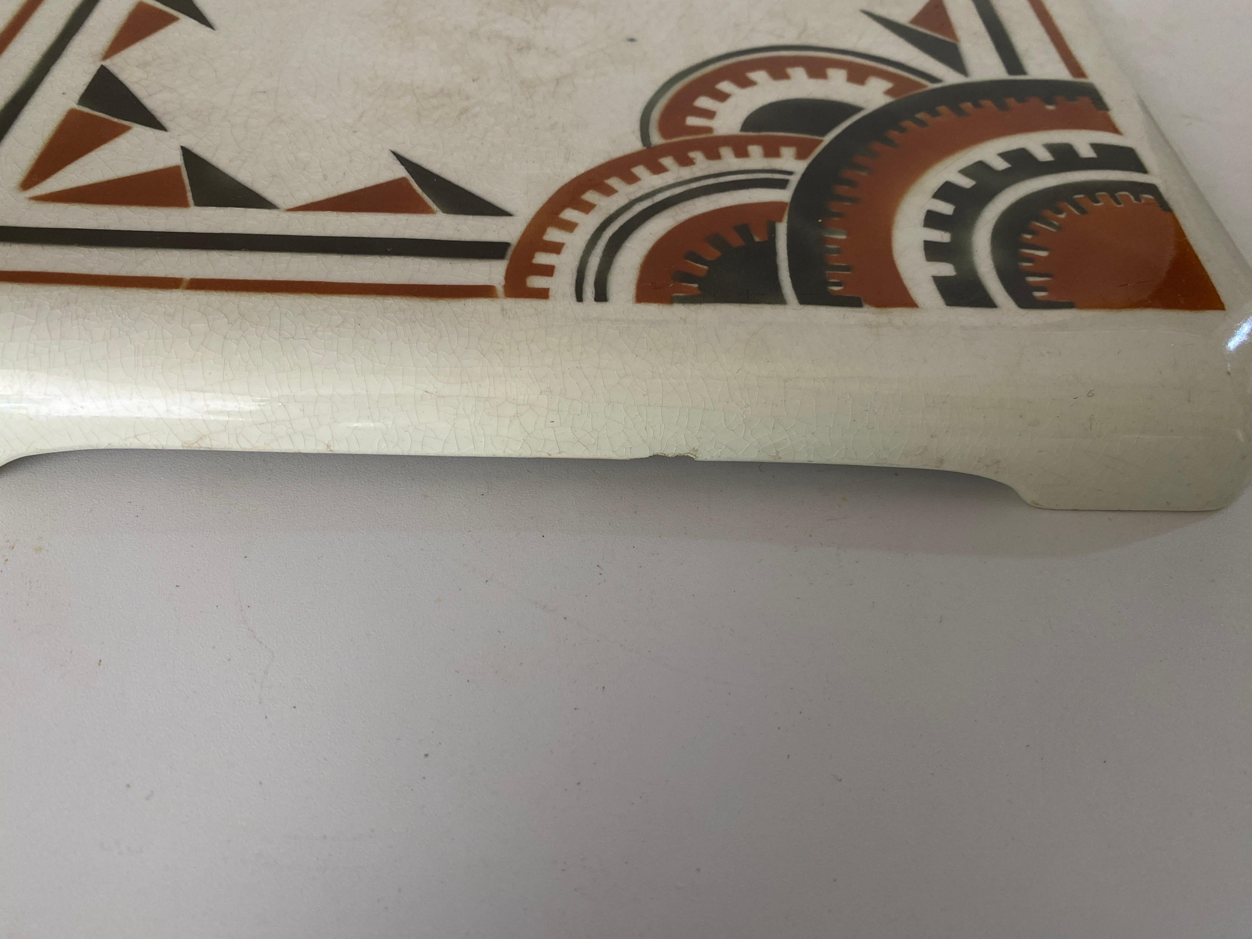 Si tratta di un sottopentola in ceramica con motivi decorativi Art Decor.
È stato realizzato circa nel 1940 da Luneville K&G, è firmato.