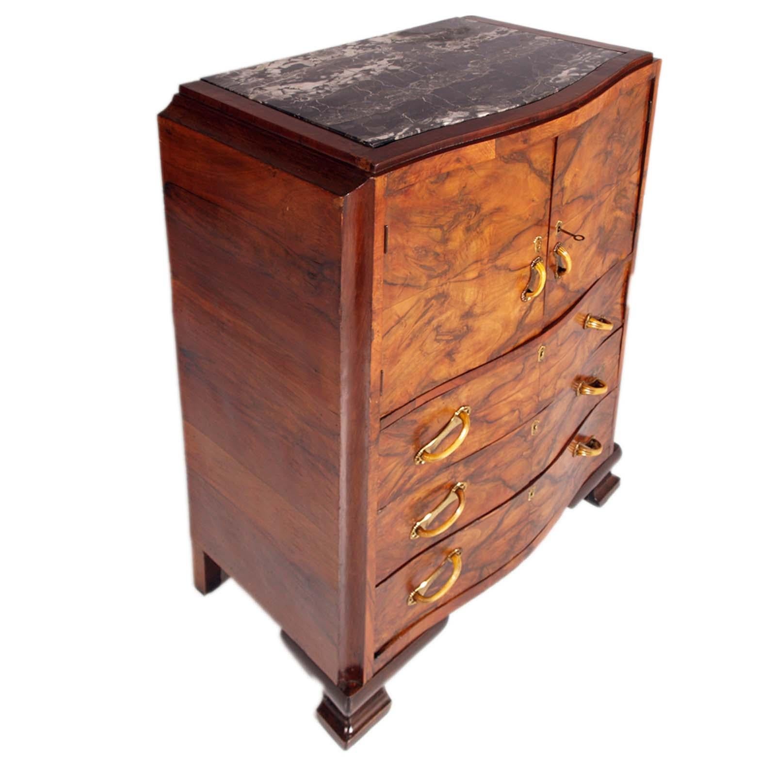 Mobile Trumeau Art Deco in Noce Can di Atelier Borsani Varedo, Gaetano Borsani, con tre cassetti esterni, ampio vano superiore apribile con due ante contenenti due cassetti portagioie. Tutti gli accessori sono originali d'epoca in ottone dorato con