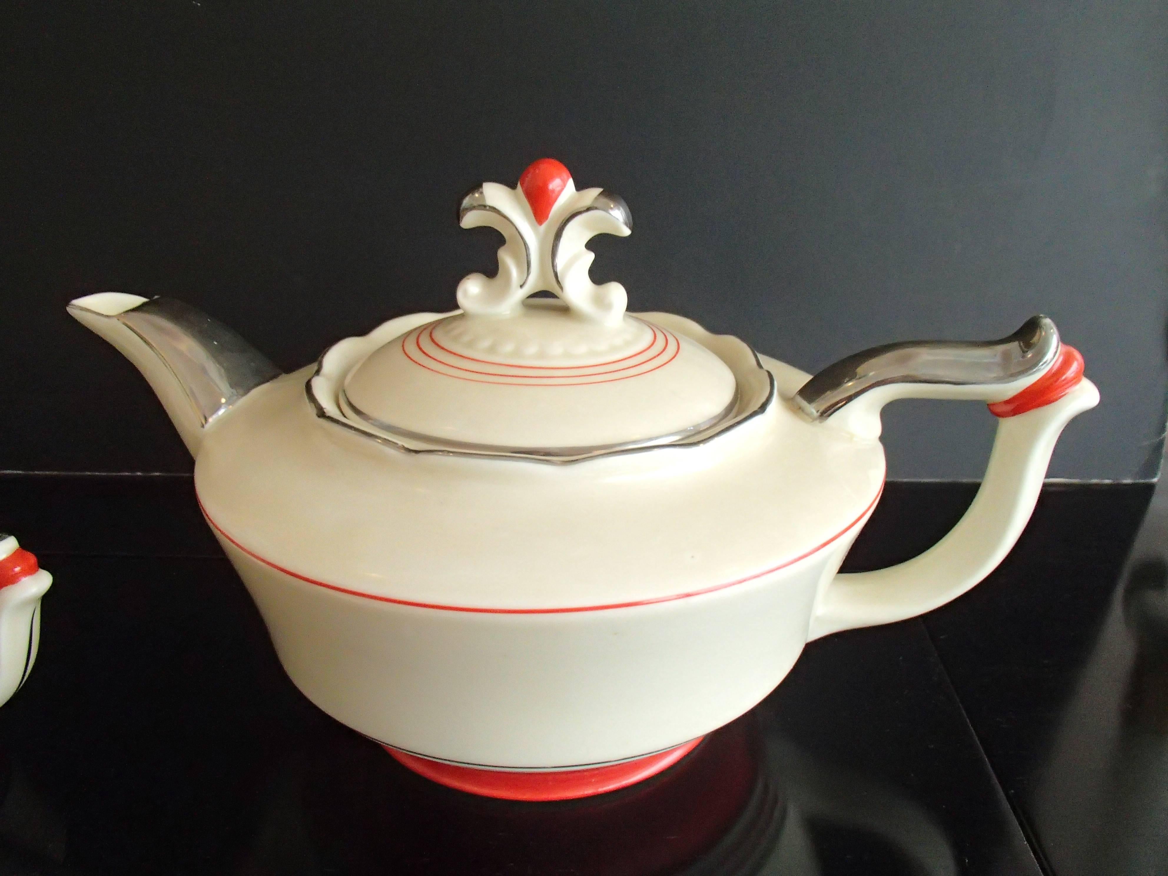 Service à thé tête-à-tête Art Déco Karlsbad en argent rouge sur porcelaine ivoire.