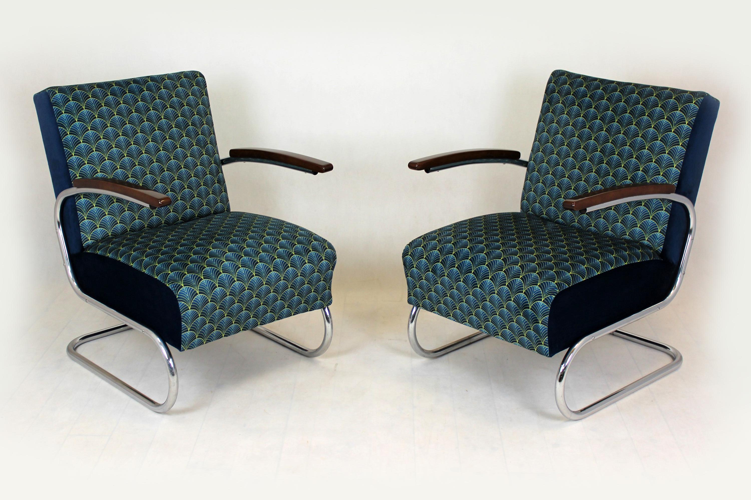 – Set of two Bauhaus style cantilever armchairs with a lacquered wood and chrome tubular steel frames
– Designed in the 1930s by Willem Hendrik Gispen
– Manufactured by Mücke Melder under Thonet license
– The woodwork has been completely