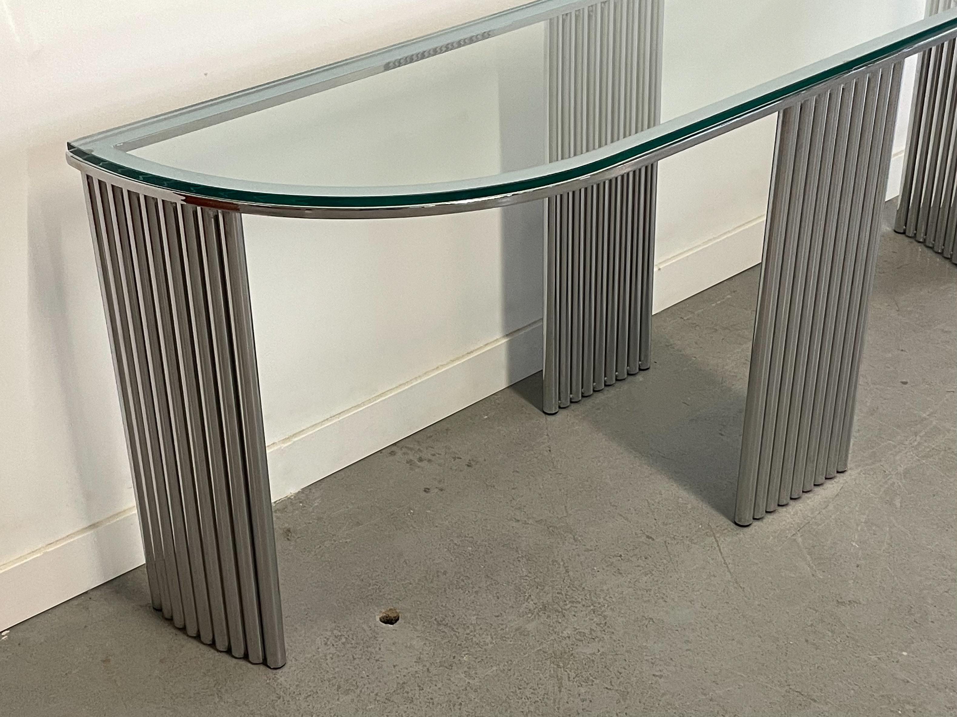 Atemberaubender und einzigartiger verchromter Konsolentisch im Deco-Stil mit dicker Glasplatte, der Vermillion LA zugeschrieben wird. Ein vielseitiges Stück, das in jeder modernen Umgebung ein kühnes Statement abgeben würde. Maße 65
