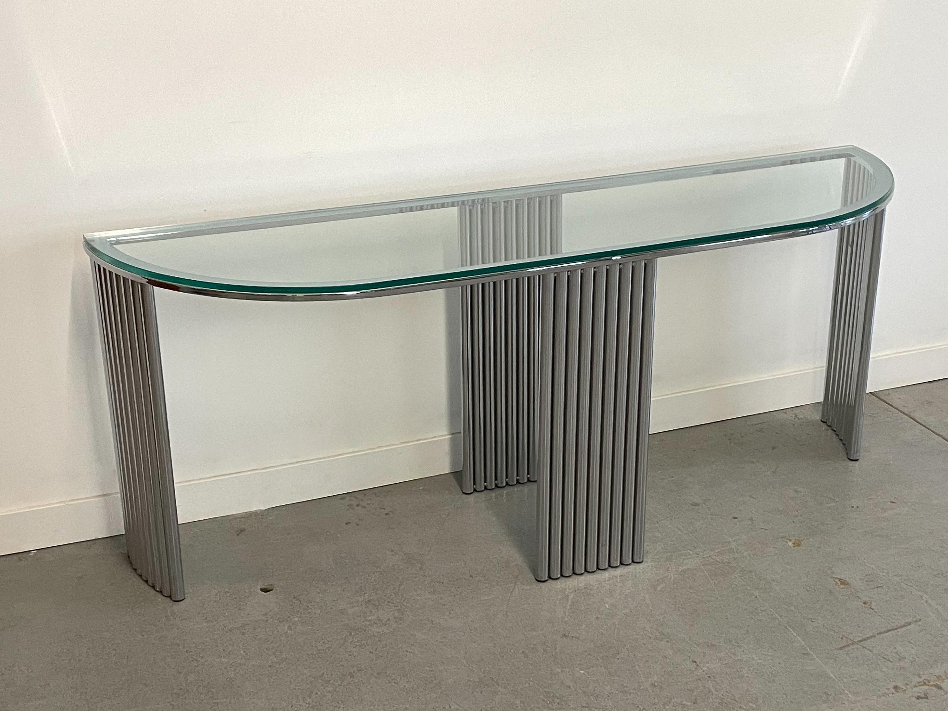 Konsolentisch aus Chromrohr und Glas im Art déco-Stil im Art déco-Stil in der Art von Vermillion LA (Ende des 20. Jahrhunderts) im Angebot