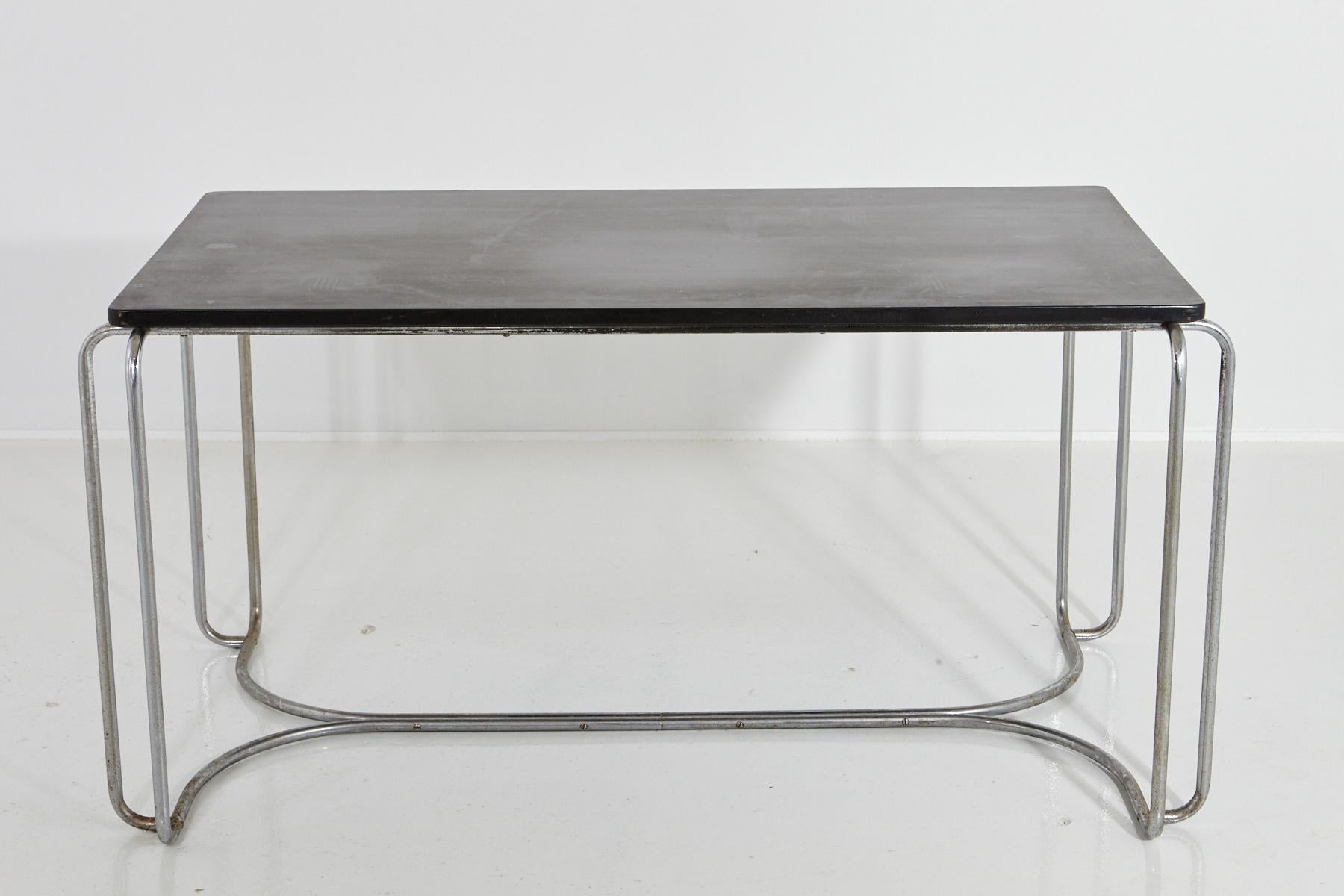 Stylish Art Deco tubular chrome desk or library table with black wooden top, attributed to Wolfgang Hoffmann.
Chrome base with round corners, black wooden top. The table has an airy, light, and streamlined appearance.

Condition: The chrome base