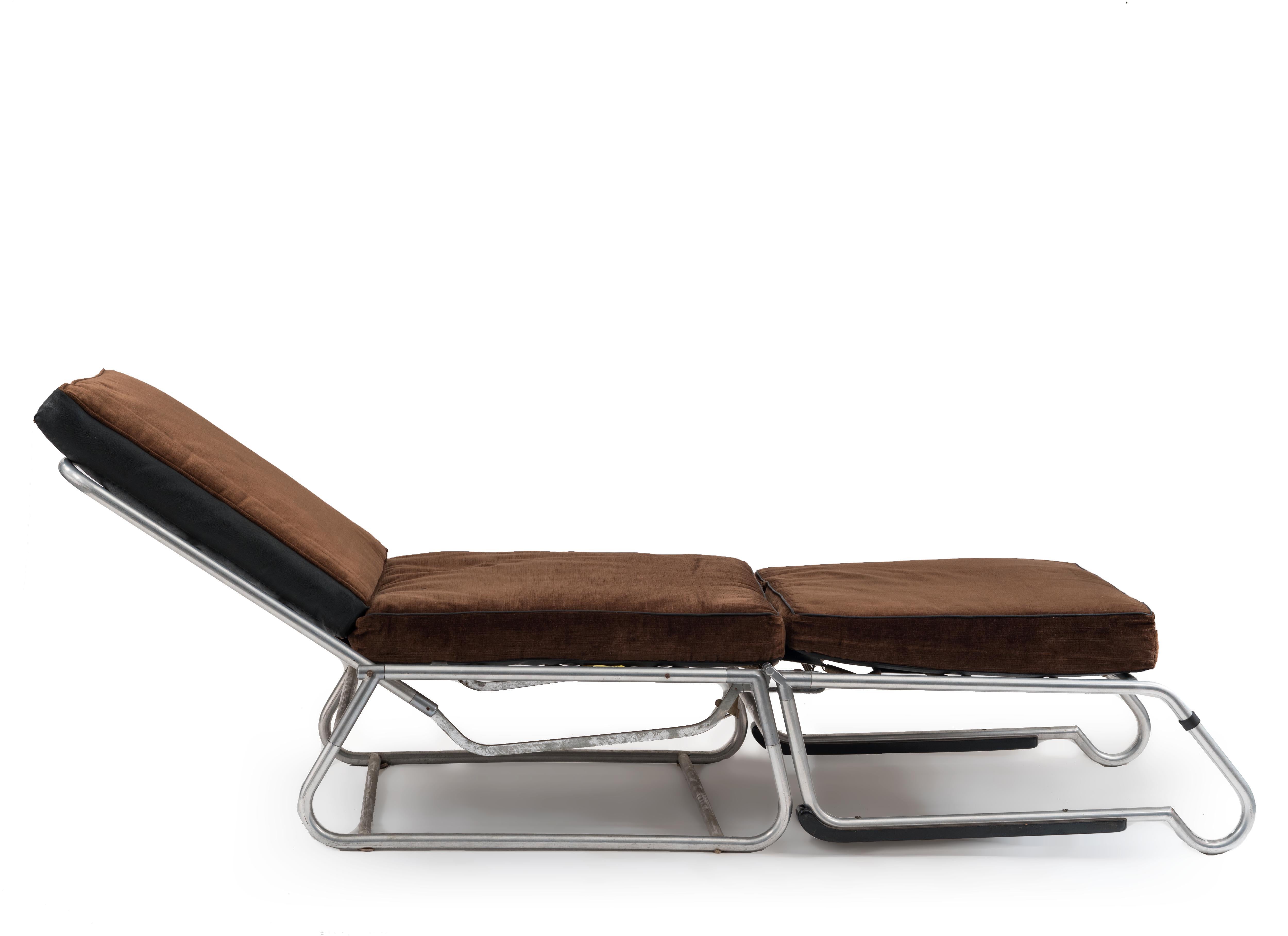 Silla mecánica Art Decó de tubo cromado con 3 cojines tapizados en marrón; regulable en sillón/cama/chaise (probablemente americana).