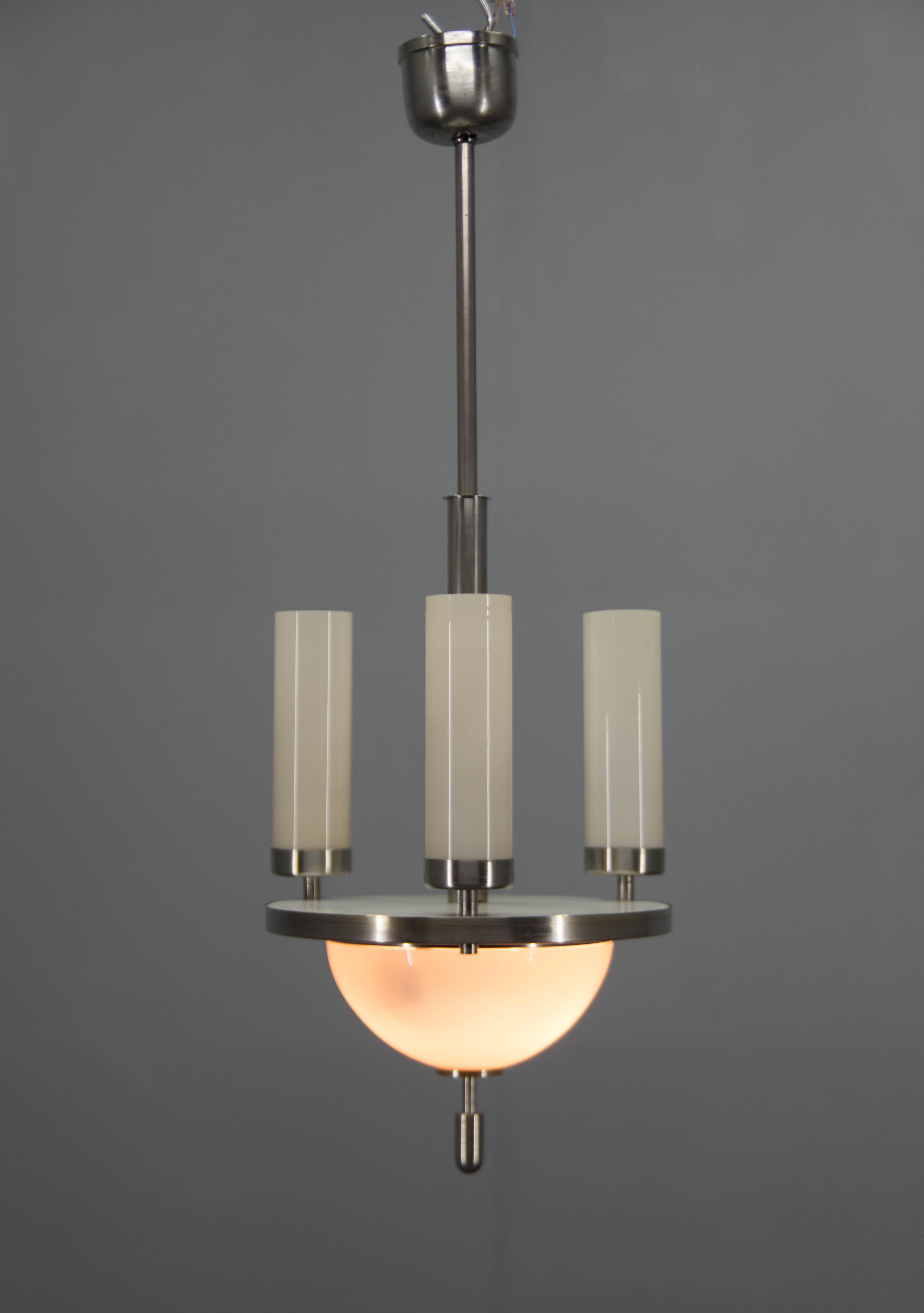 Lustre Art Déco plaqué nickel avec un nouvel abat-jour inférieur en verre blanc opalin soufflé et des abat-jours tubulaires d'origine marqués de couleur champagne. L'article a été soigneusement nettoyé et recâblé par un électricien professionnel.