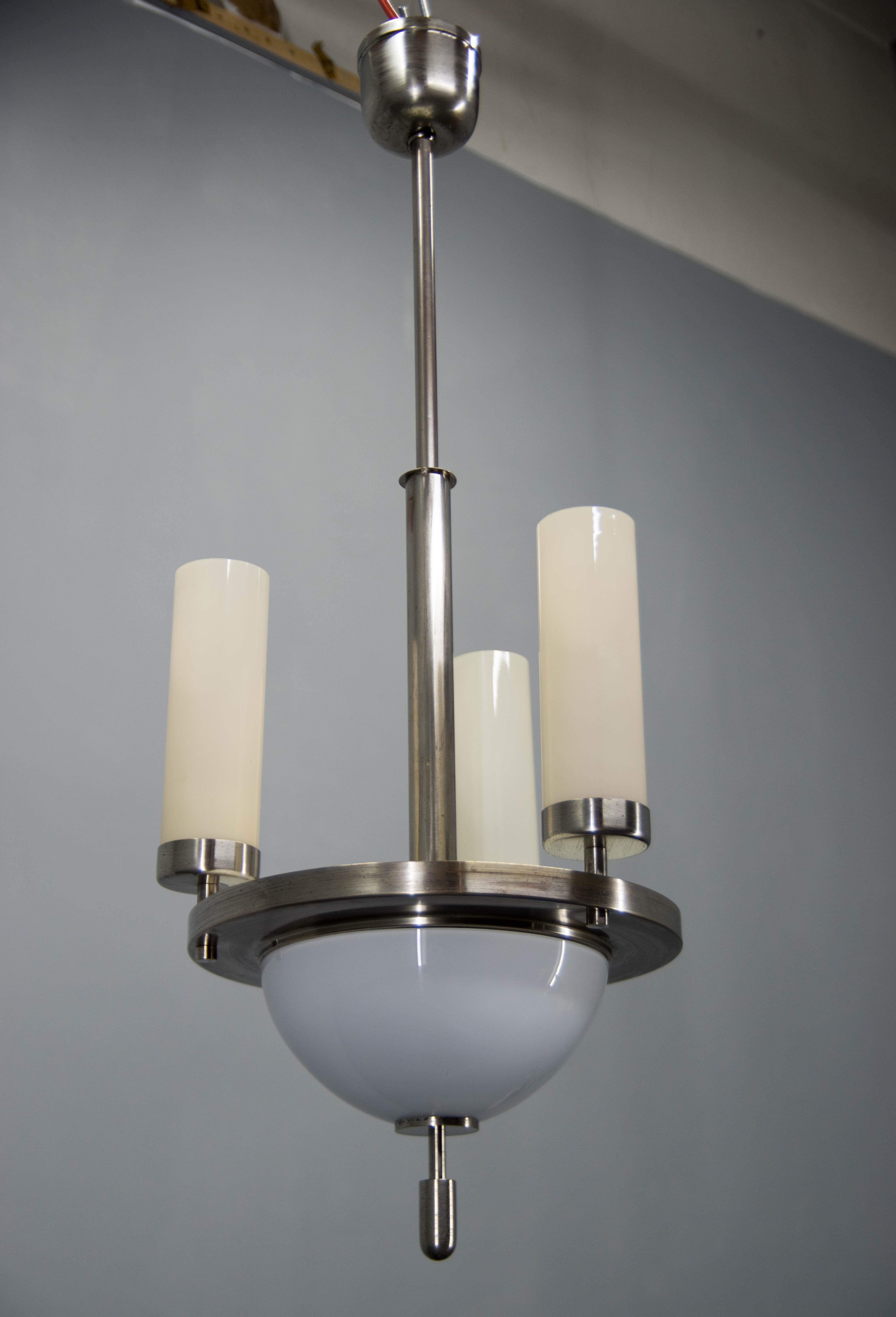 Lustre Art Déco en nickel nickelé tubulaire, années 1920, restauré Bon état - En vente à Praha, CZ