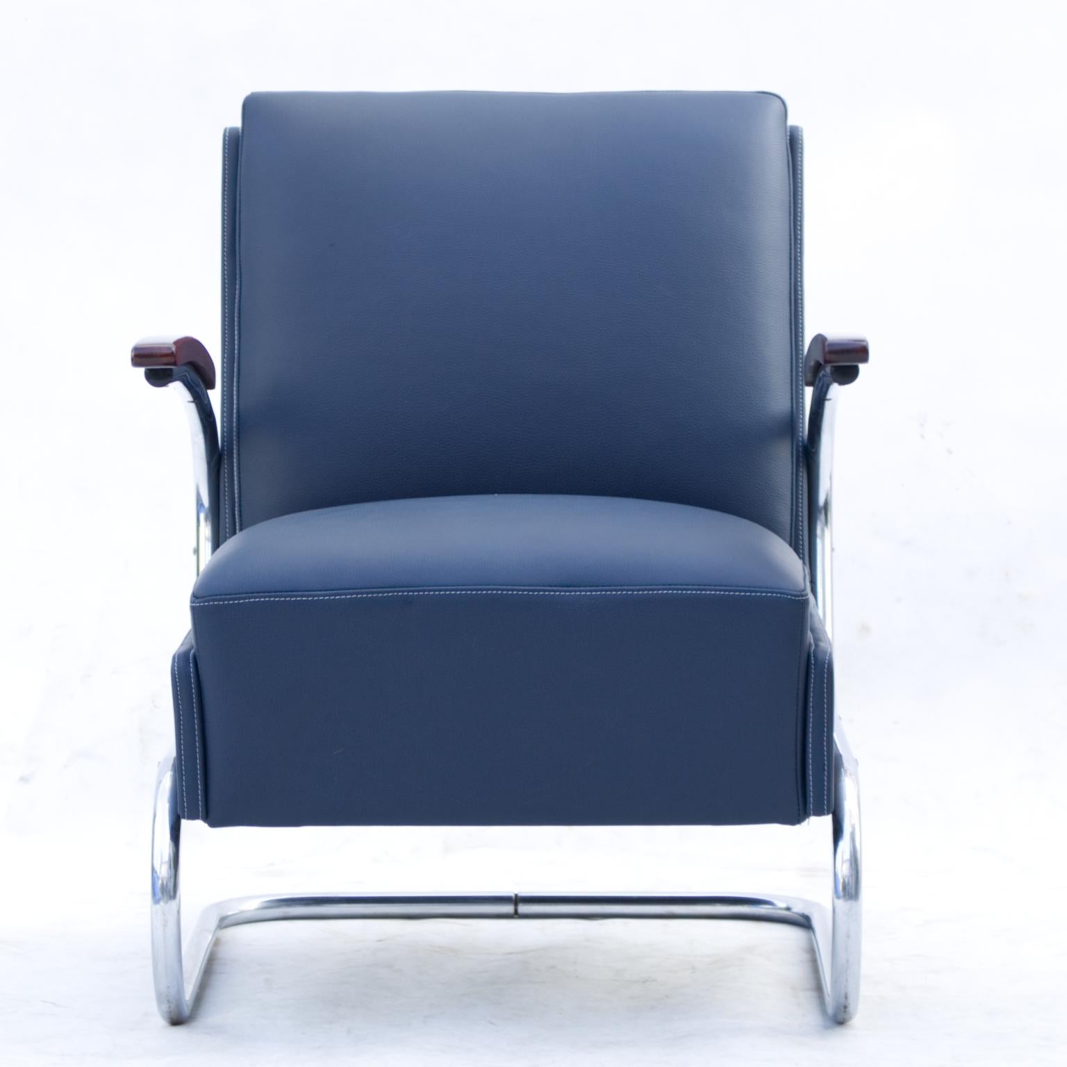 Armchair model Fn 24 by Mücke & Melder, circa 1930s Bauhaus period. New blue natural cow leather upholstery. Nickel-plated tubular steel construction is in a good original condition. 3 pcs available.
Price for 1 piece.

 