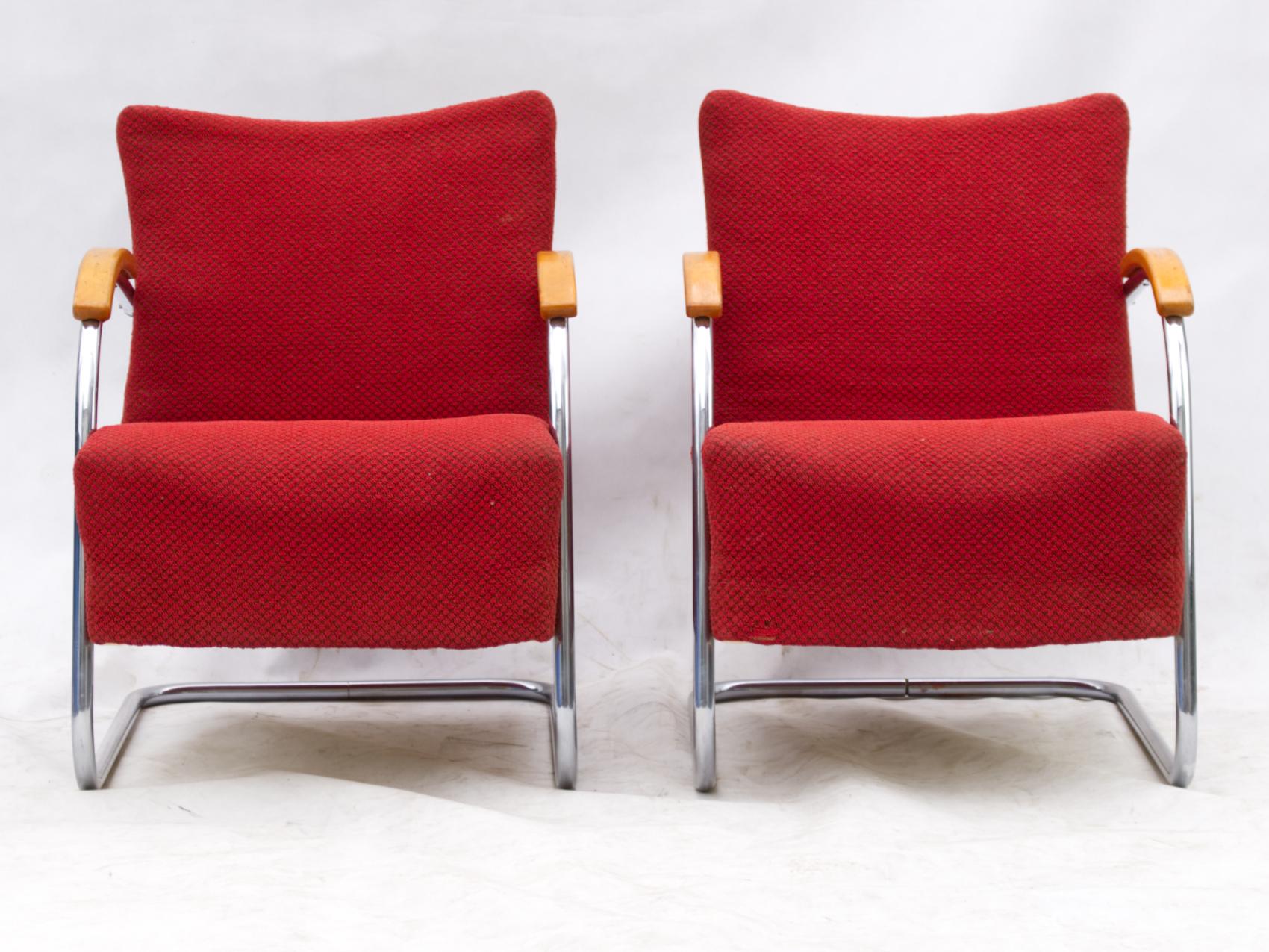 These Bauhaus armchair were produced in the 1930s by Mücke & Melder Czechoslovakia. Upholstery and nickel-plated tubular steel construction in good original condition.
  