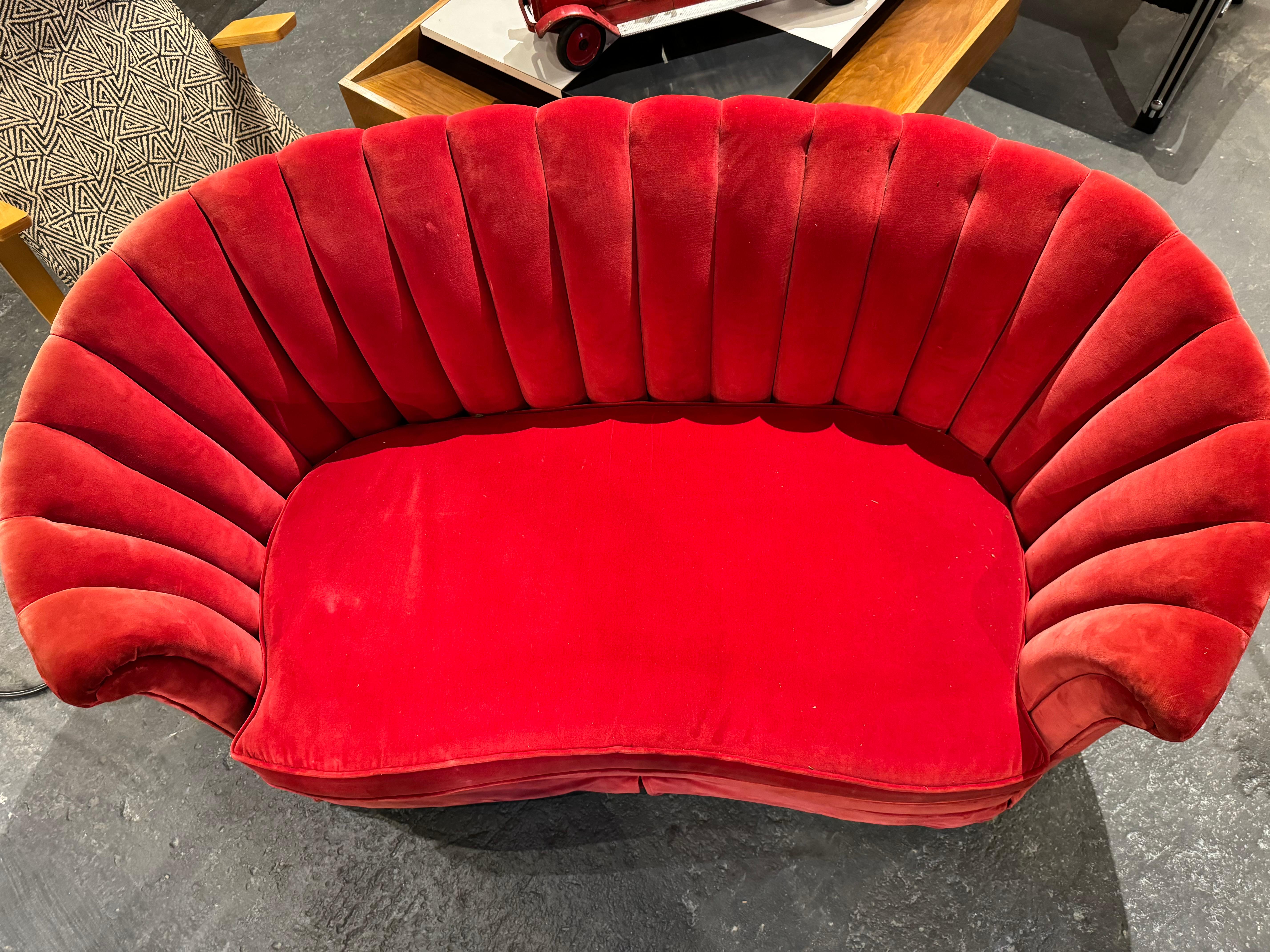 Art Deco Tufted Curved Shell Settee' .. fuchsia pink velvet / Denmark In Good Condition In Buffalo, NY