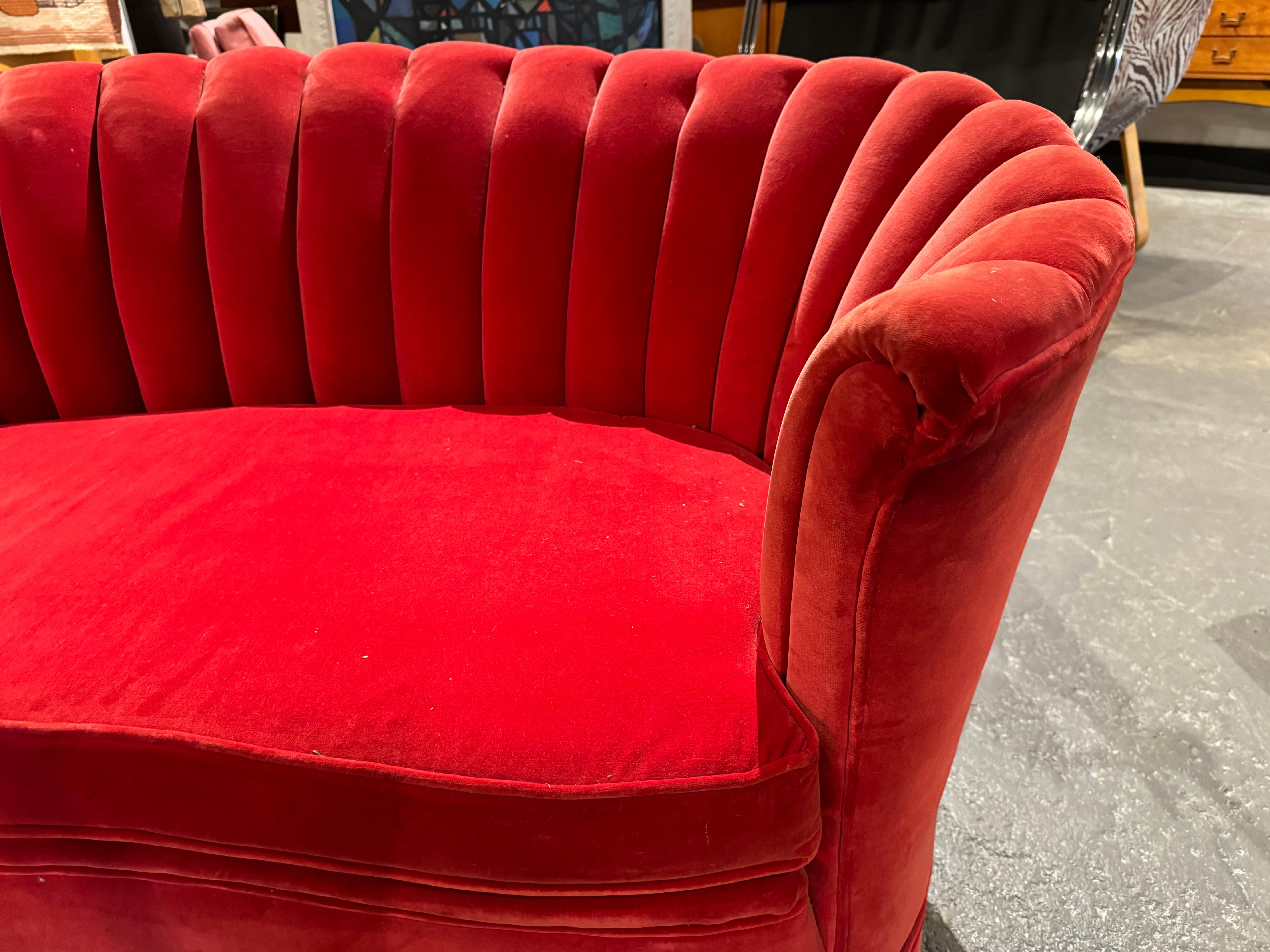 Mid-20th Century Art Deco Tufted Curved Shell Settee' .. fuchsia pink velvet / Denmark