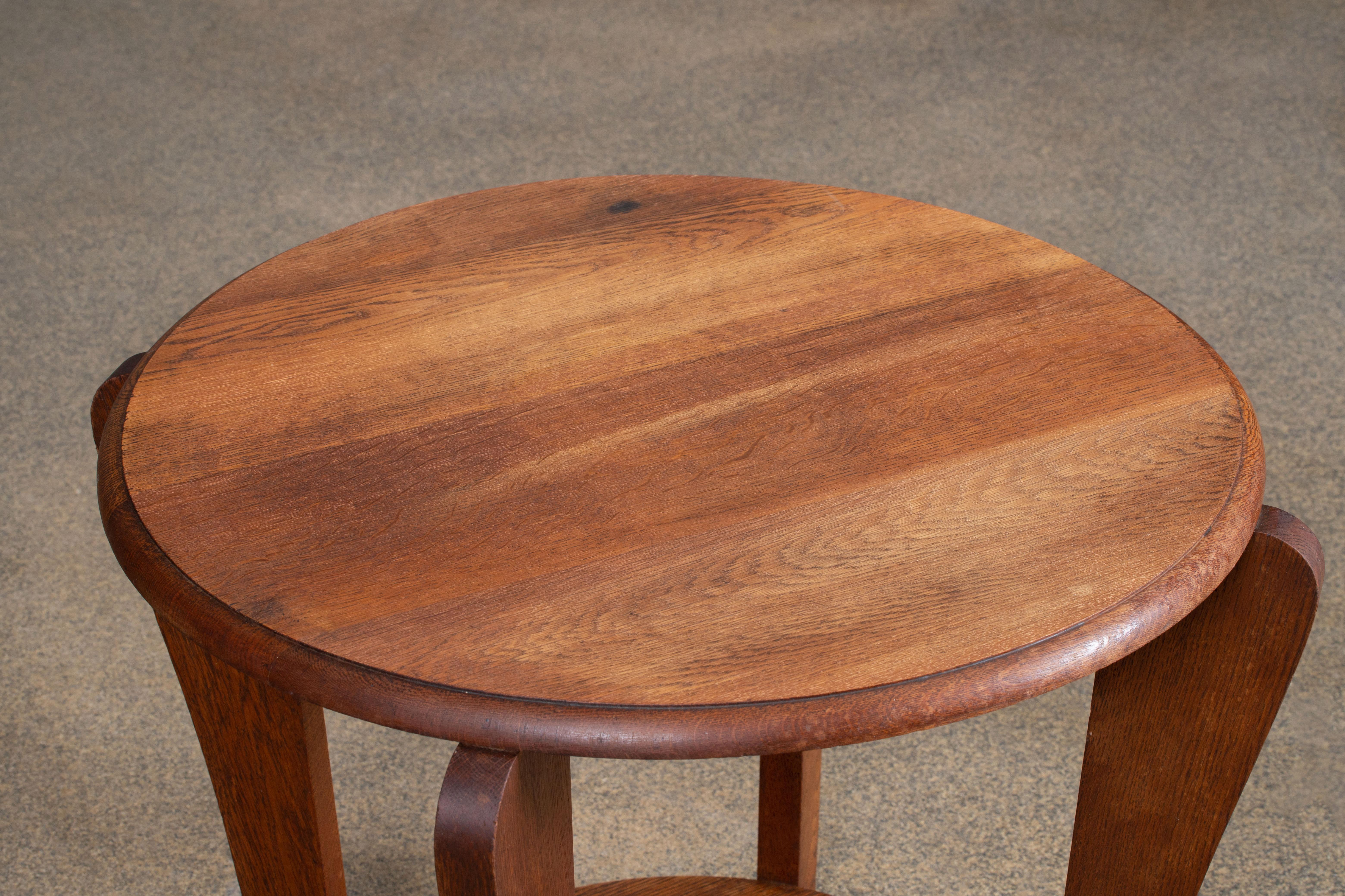 Art Déco Guéridon, France, 1930.

Typical of the Modernist style, the simple and delicate shapes of this pedestal table adorn the space with a touch of elegance.

Both as a side table and as en end-table, it combines aesthetics with utility.