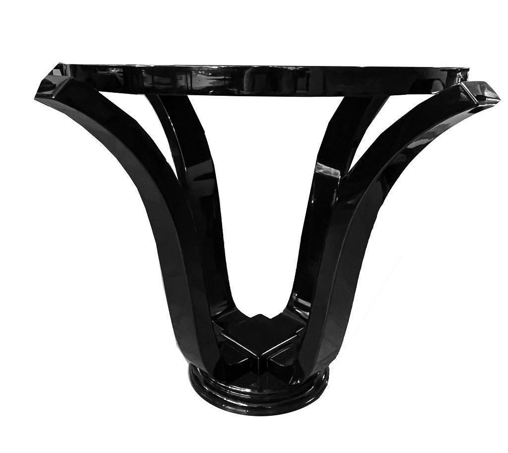 Table Tulipe Art Déco
Table d'appoint Art Déco - France, vers 1930. Cette élégante table tulipe Art déco de France, fabriquée vers 1930, impressionne par son esthétique intemporelle et sa fabrication de grande qualité. La combinaison du bois de