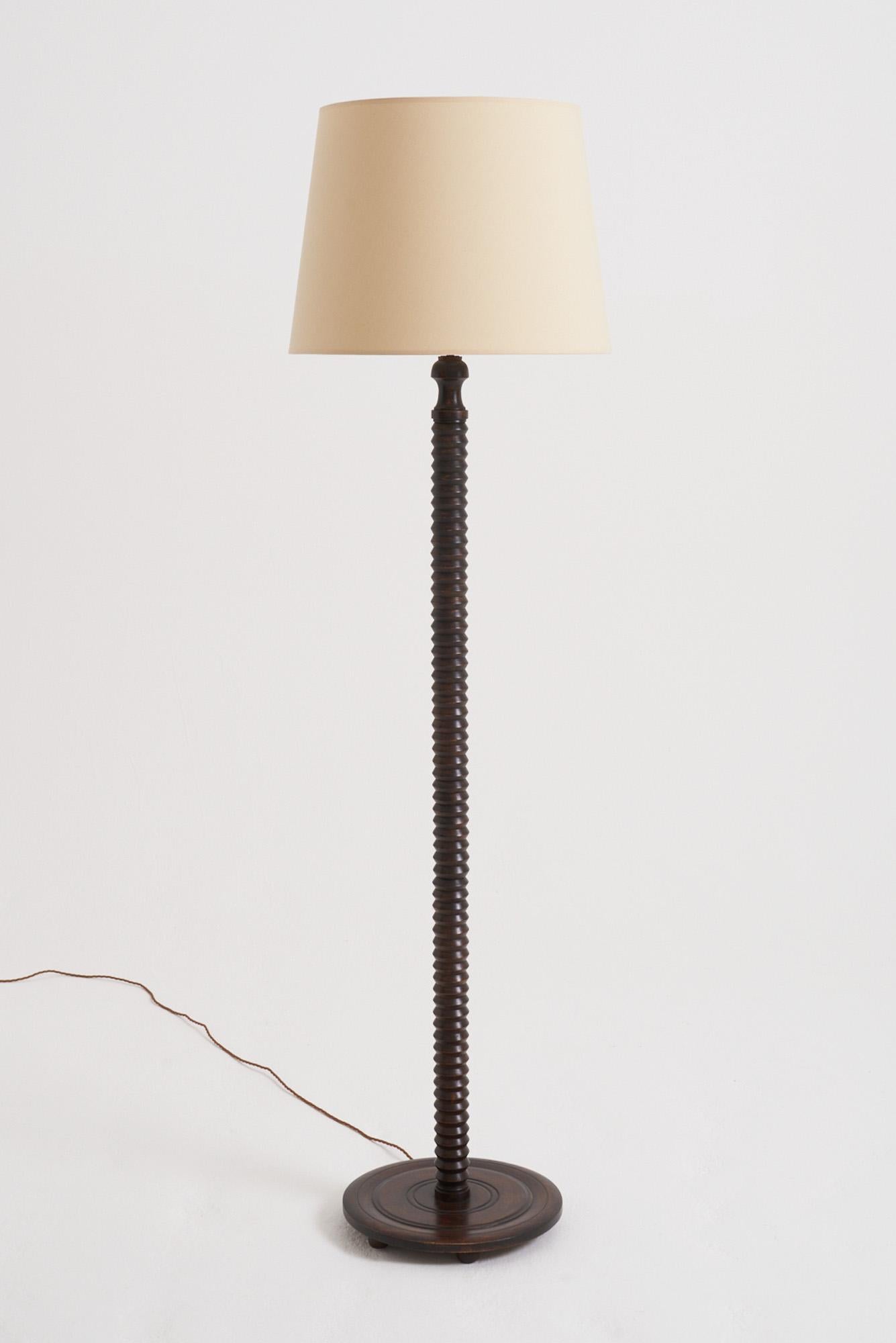 Lampadaire en hêtre tourné
France, Vers 1940
Avec l'abat-jour : 185 cm de haut par 51 cm de diamètre
Base de la lampe uniquement : 159 cm de haut par 36 cm de diamètre