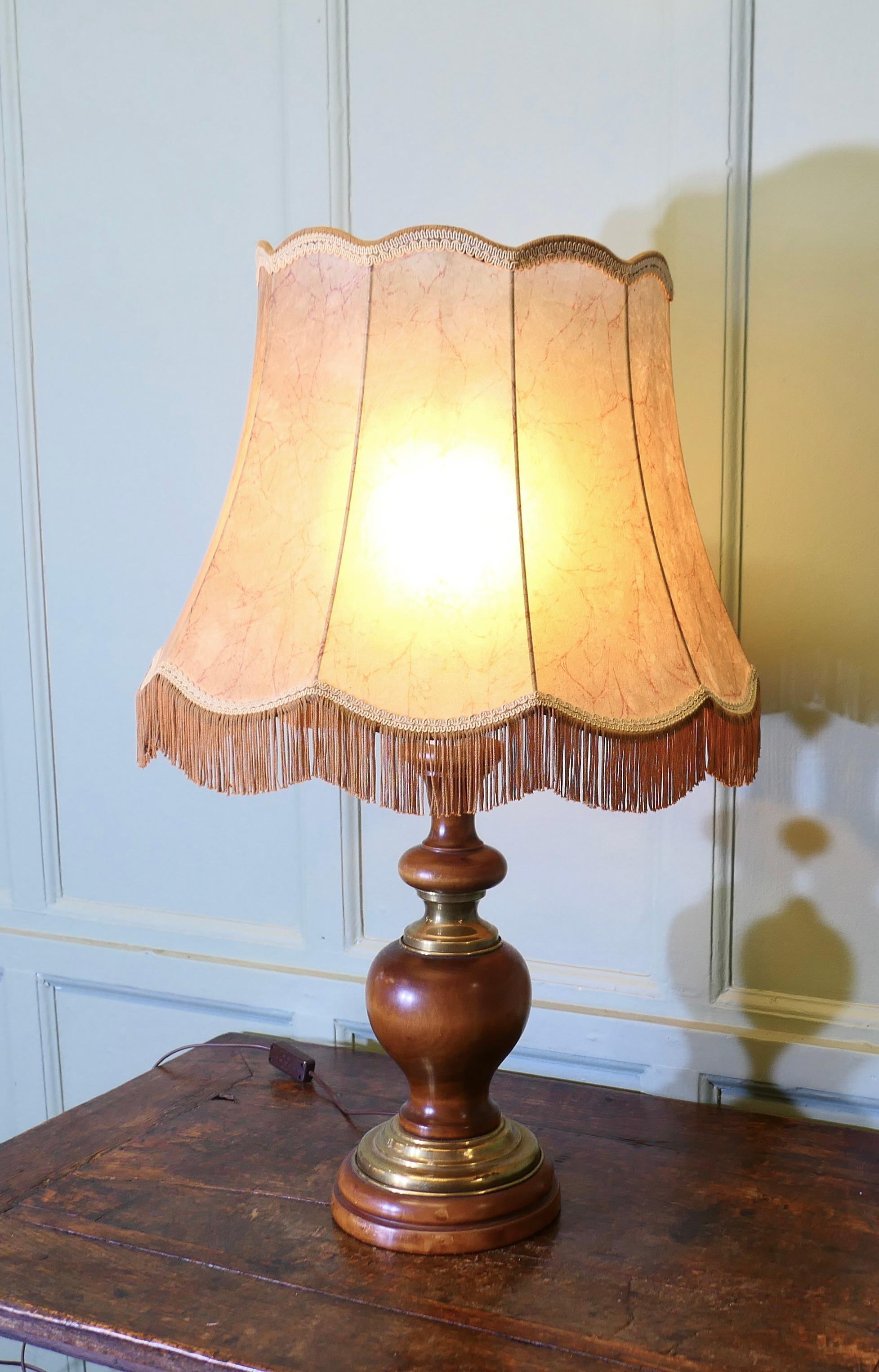 Mid-Century Modern Art Deco Turned Walnut and Brass Table Lamp For Sale