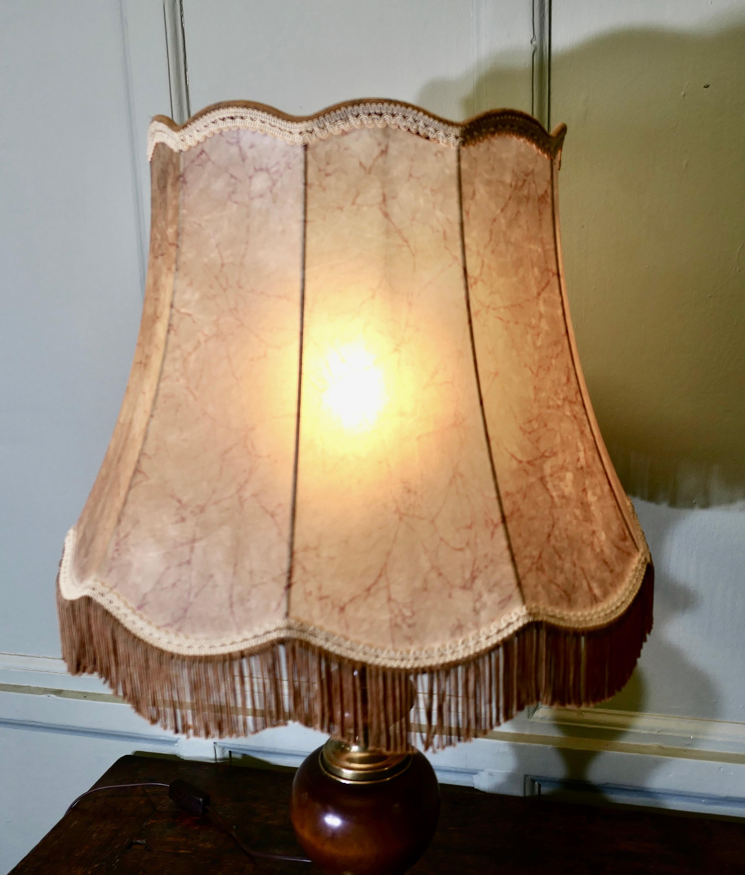 Art Deco Turned Walnut and Brass Table Lamp In Good Condition For Sale In Godshill, Isle of Wight