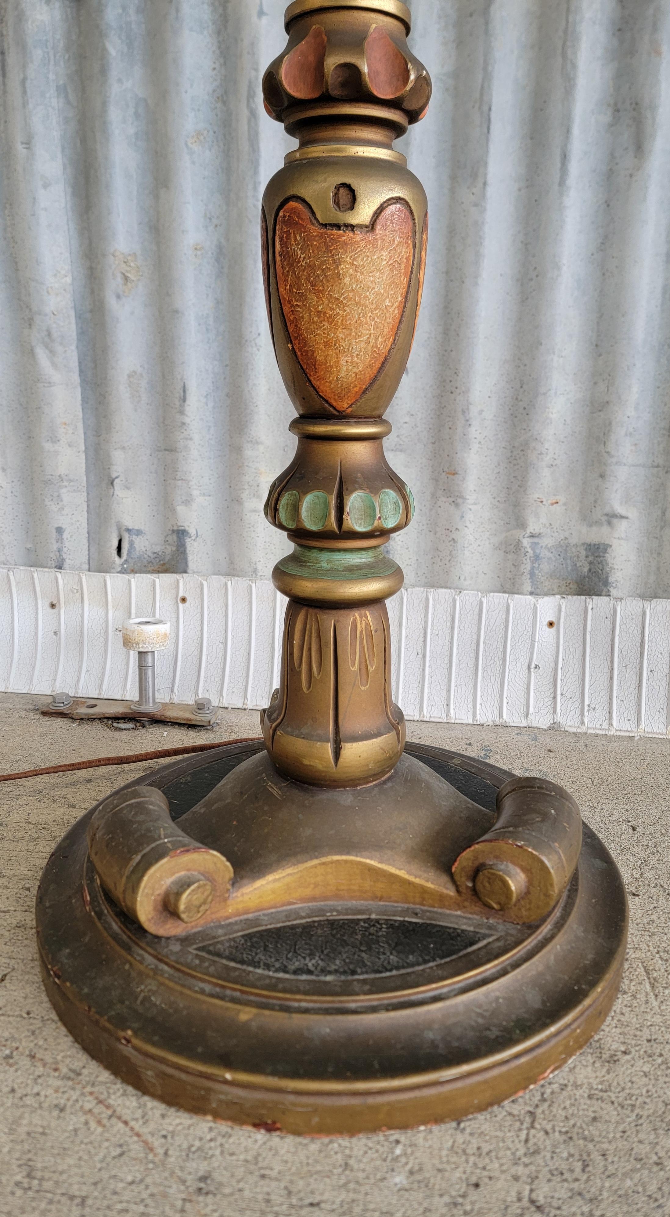 Art Deco Stehlampe aus gedrechseltem und geschnitztem Holz. CIRCA. 1920's. Schöne Patina auf der originalen mehrfarbig bemalten Oberfläche. Original-Lichtsteckdosen.

71 Zoll hoch.
Durchmesser der Basis 14,75 Zoll.