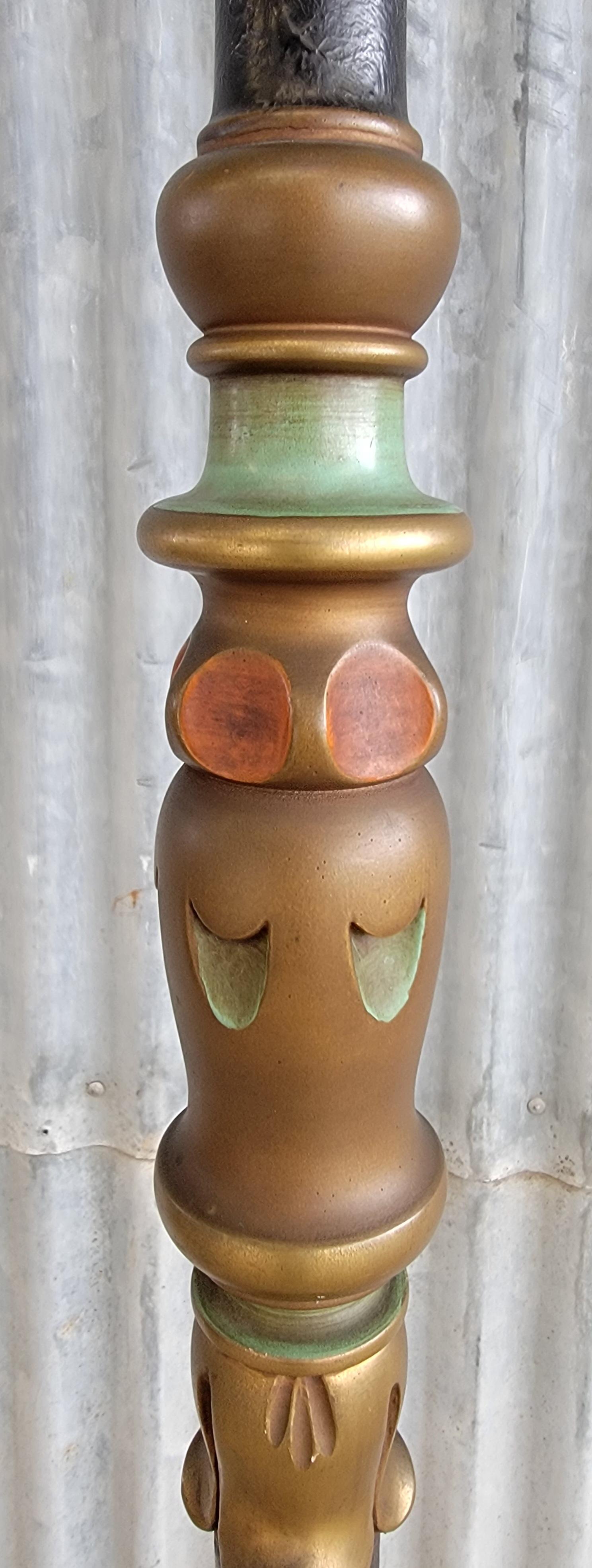 Art Deco gedrehte Wood Wood Stehlampe (Art déco) im Angebot