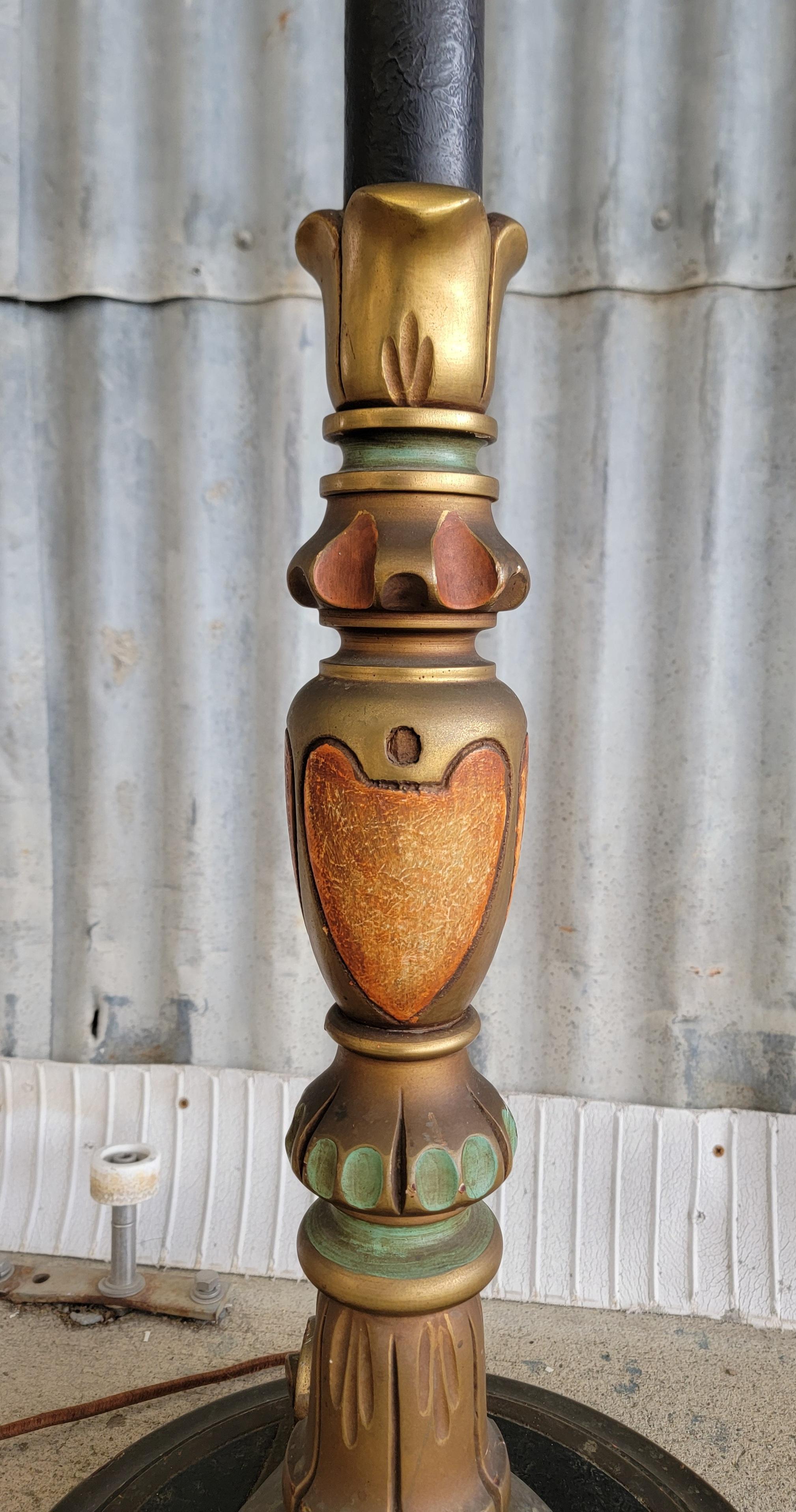 Art Deco gedrehte Wood Wood Stehlampe (amerikanisch) im Angebot