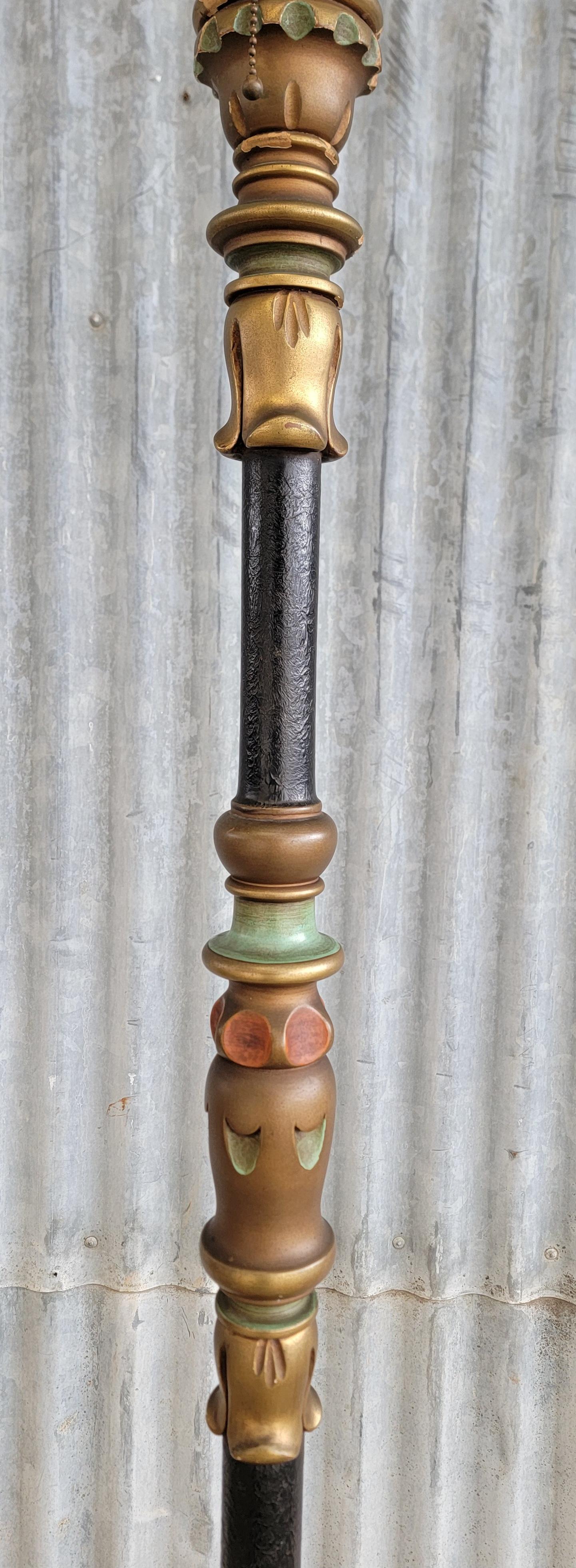 Art Deco gedrehte Wood Wood Stehlampe (Gemalt) im Angebot