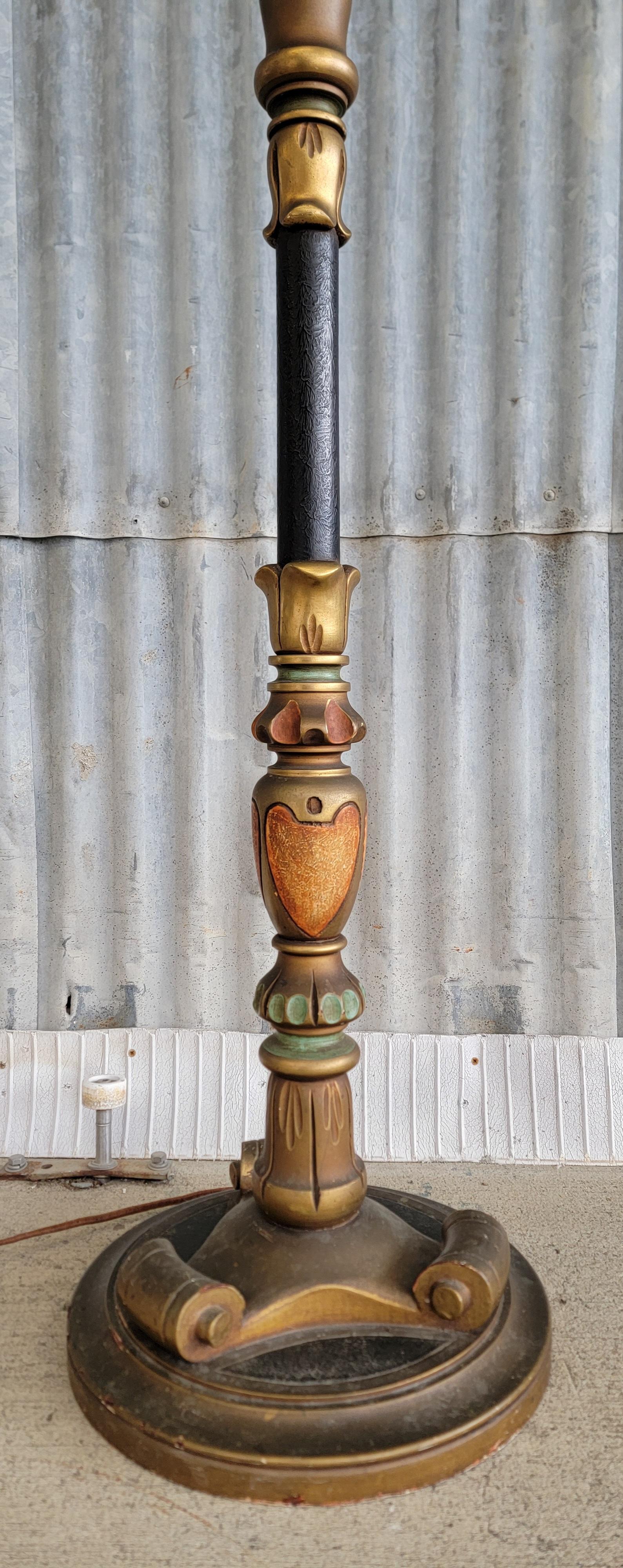 Art Deco gedrehte Wood Wood Stehlampe im Zustand „Gut“ im Angebot in Fulton, CA