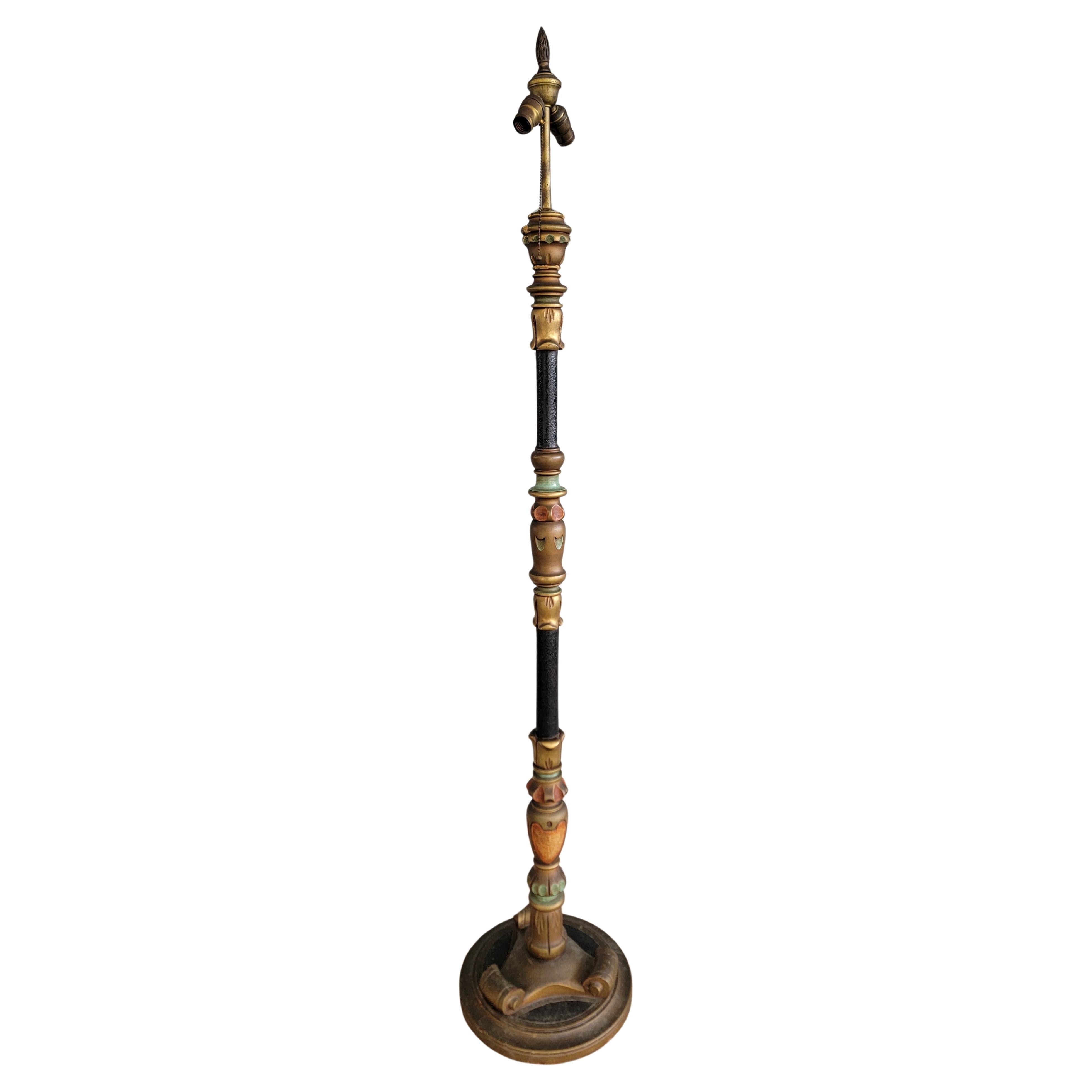 Art Deco gedrehte Wood Wood Stehlampe im Angebot
