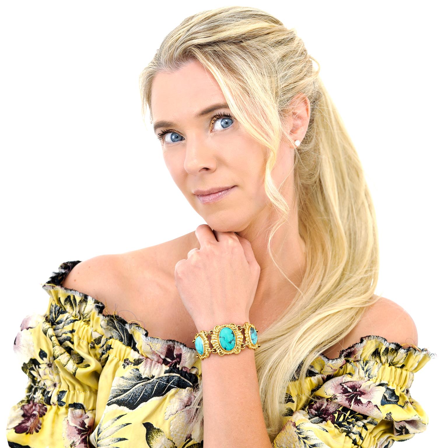 Circa 1930, 18k, Suisse.  Ce bracelet déco accrocheur est un objet d'histoire à la mode et à porter. Les pierres de turquoise vibrantes sont méticuleusement serties dans des éléments en or jaune dix-huit carats, ce qui confère à la pièce une