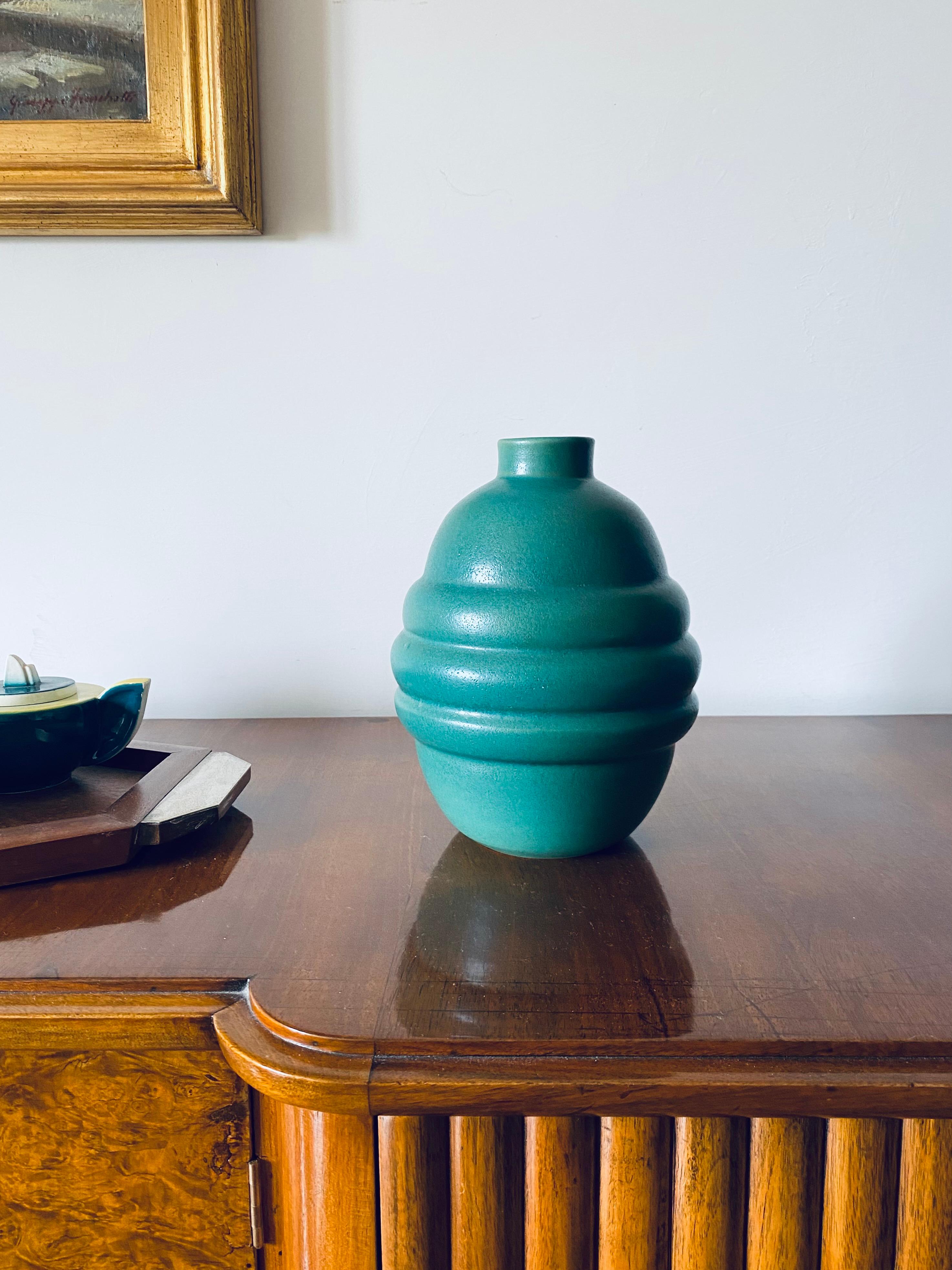 Vase globulaire Art Déco turquoise

Faïence

France années 1940

24 cm H - diam. 18 cm

Conditions : excellent