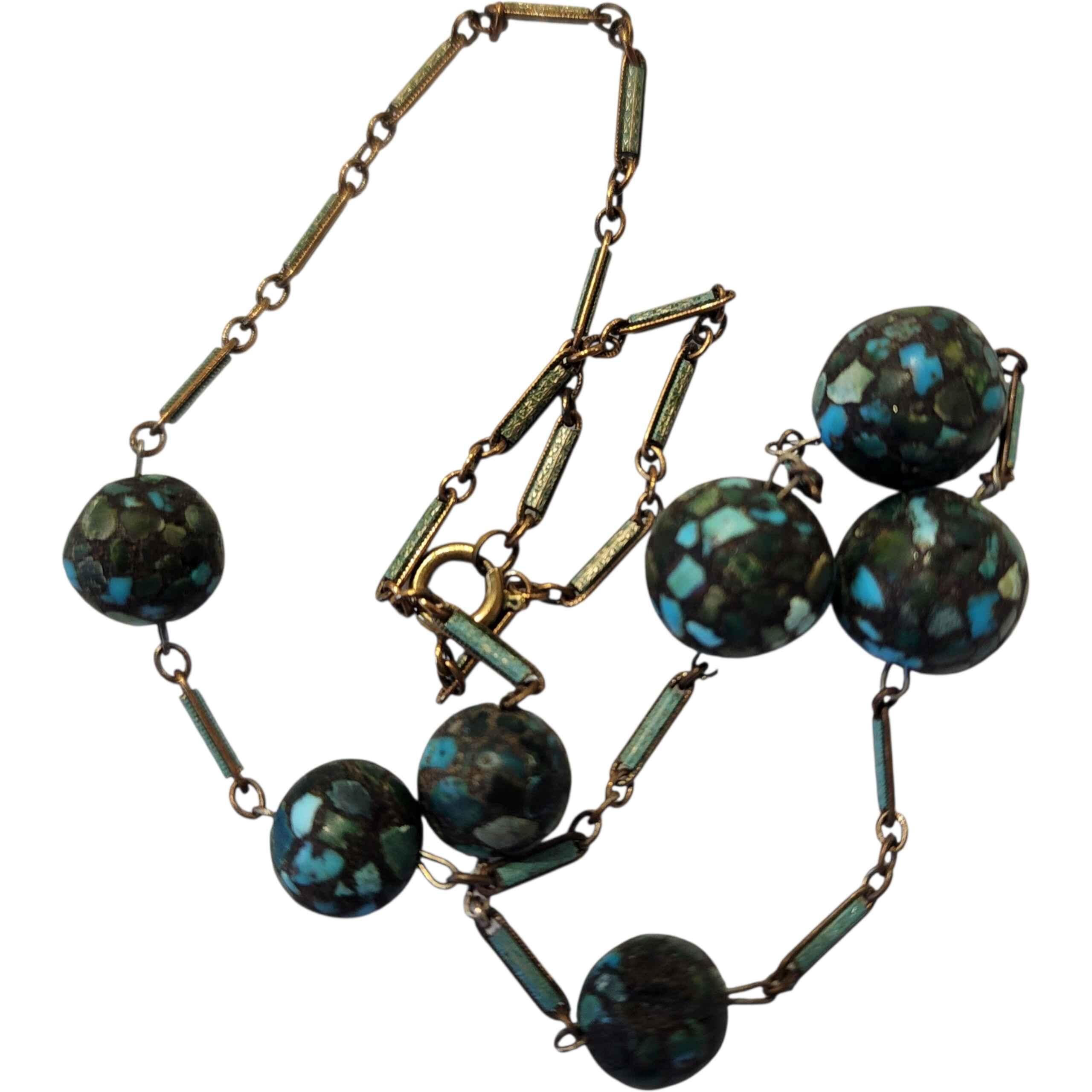 Una straordinaria collana di perline a mosaico in stile Art Déco del 1920, che mette in mostra la geometria audace e la tavolozza di colori esotici caratteristici dell'epoca. Ogni perla rotonda è realizzata in turchese a mosaico - una miscela di