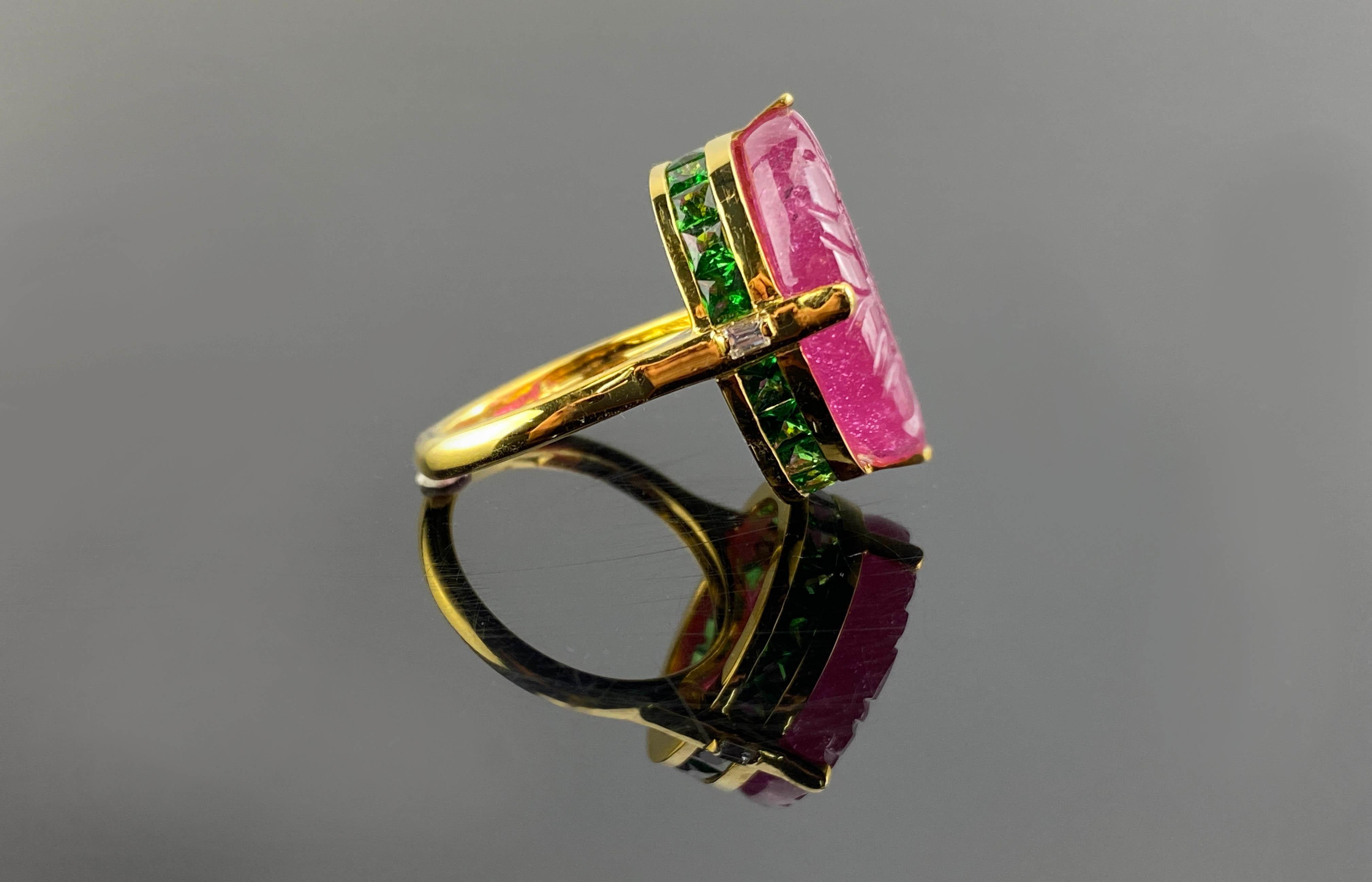Art-Deco Tutti Frutti 20.93 Carat Ruby and Green Garnet Cocktail Ring  In New Condition For Sale In Bangkok, Thailand