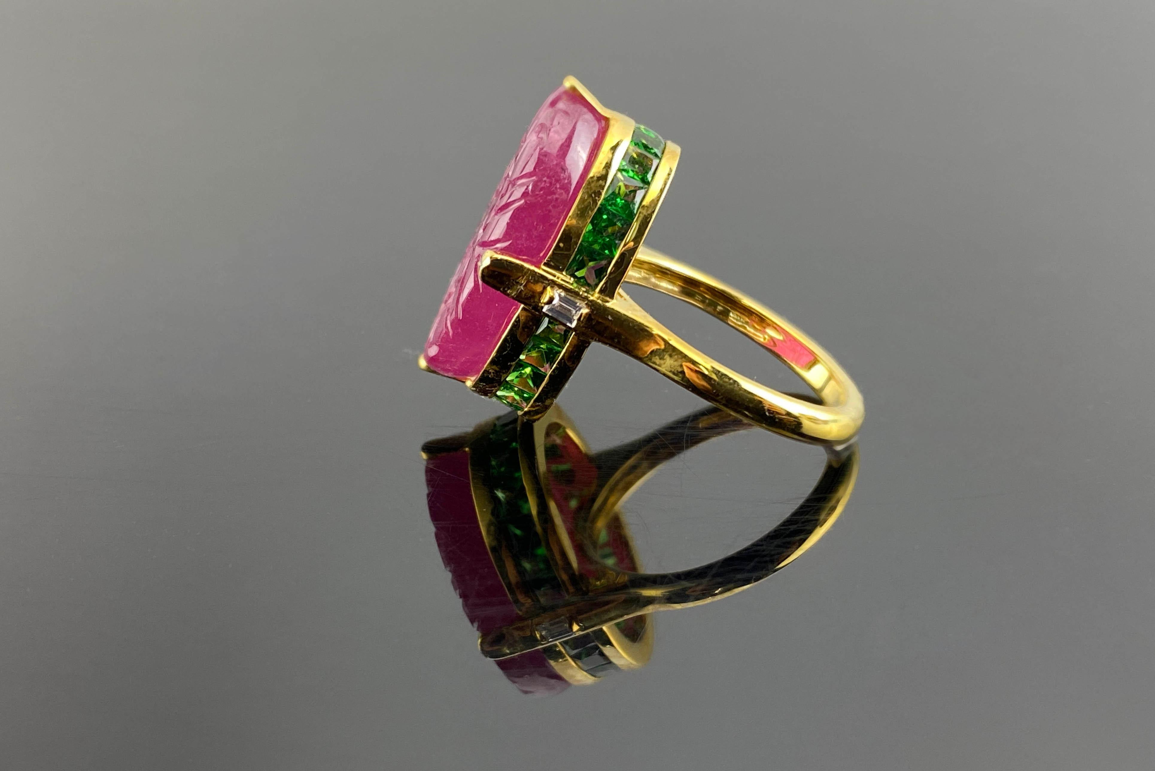 Women's Art-Deco Tutti Frutti 20.93 Carat Ruby and Green Garnet Cocktail Ring  For Sale