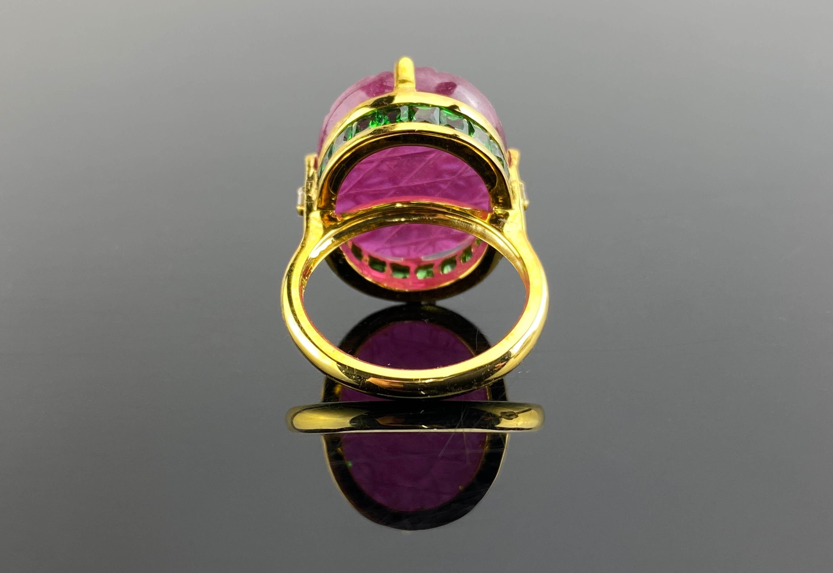 Art-Deco Tutti Frutti 20.93 Carat Ruby and Green Garnet Cocktail Ring  For Sale 1
