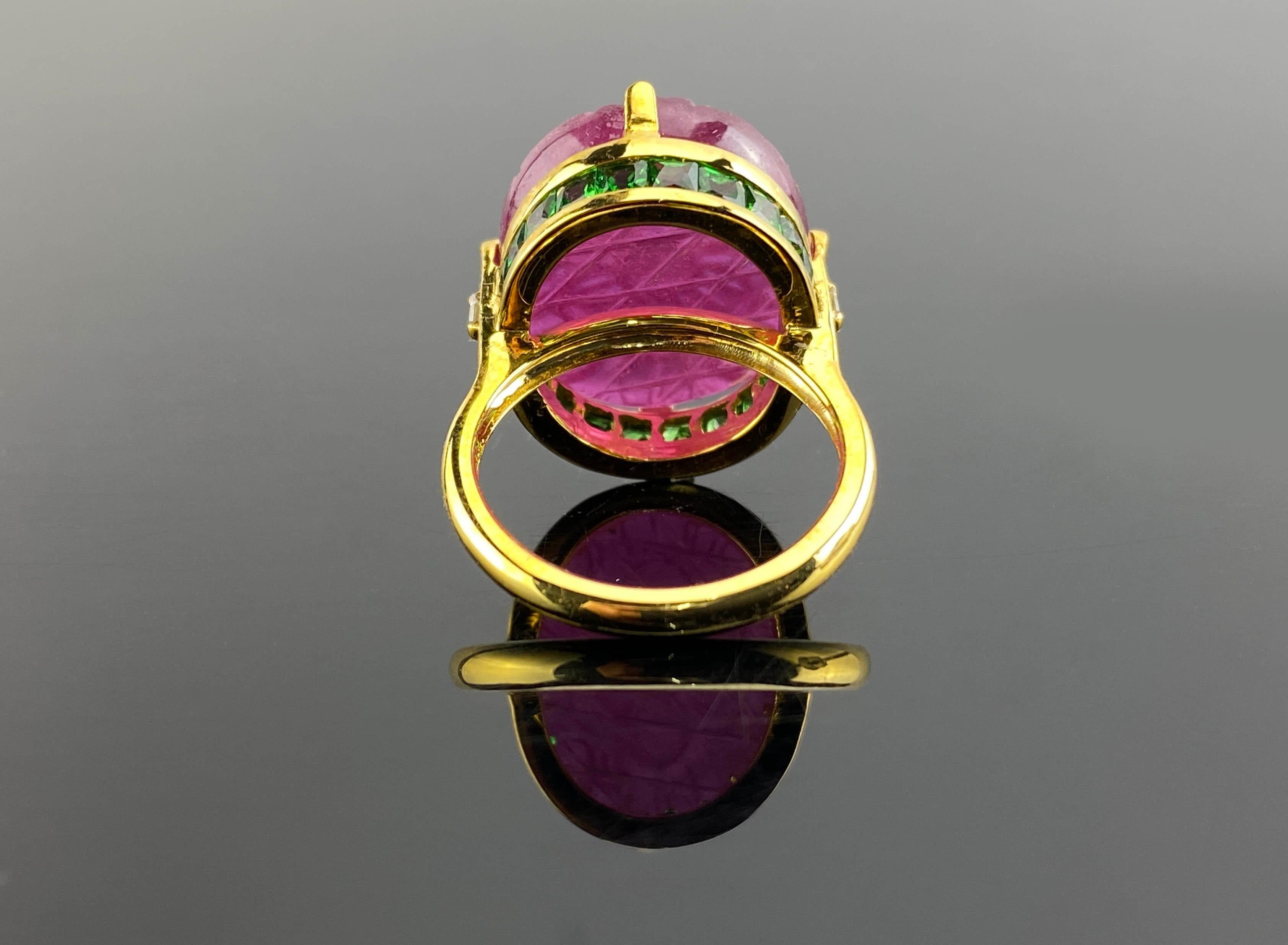 Art-Deco Tutti Frutti 20.93 Carat Ruby and Green Garnet Cocktail Ring  For Sale 2