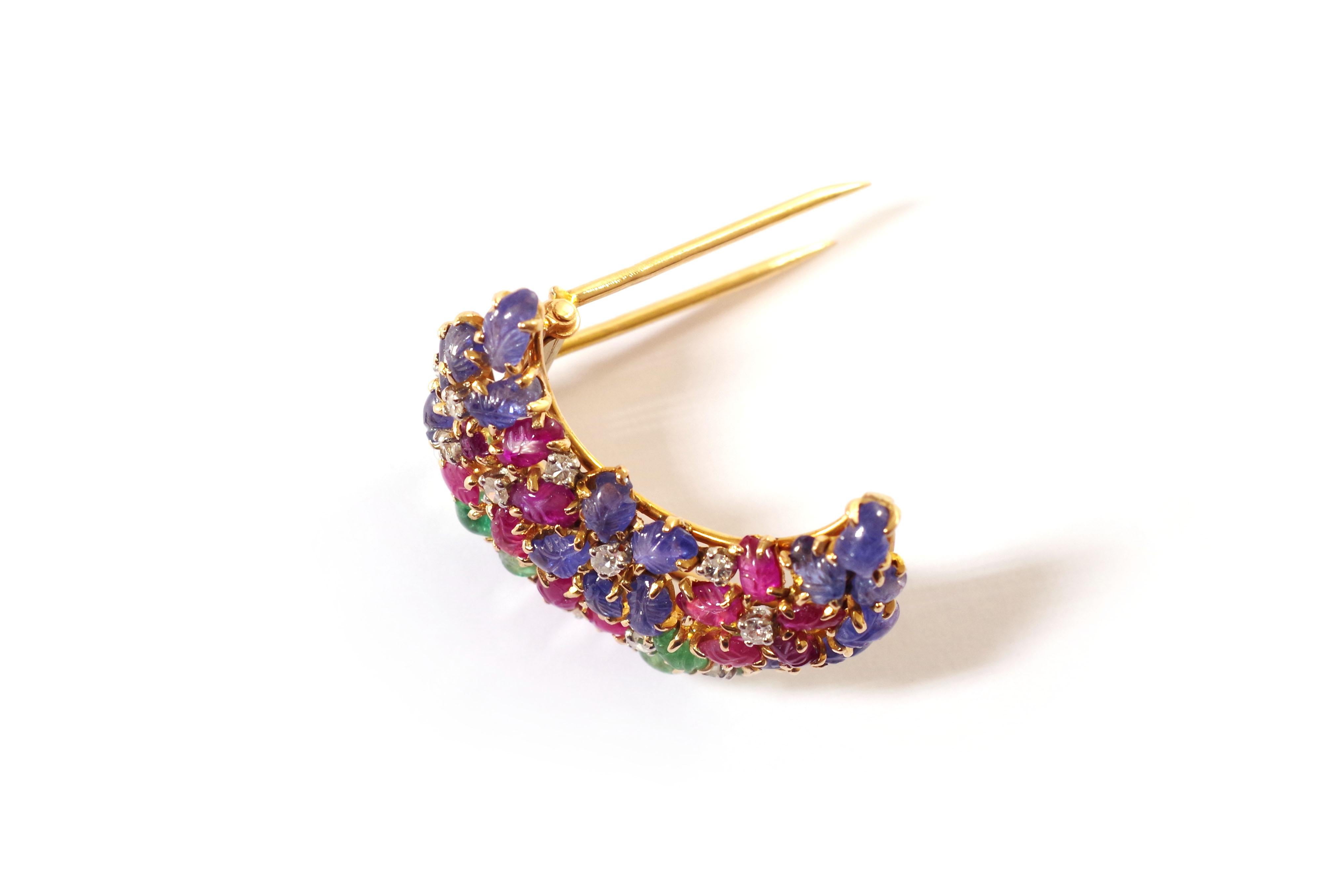 Art Deco Tutti Frutti clip brooch in platinum and gold, crescent moon In Good Condition For Sale In PARIS, FR