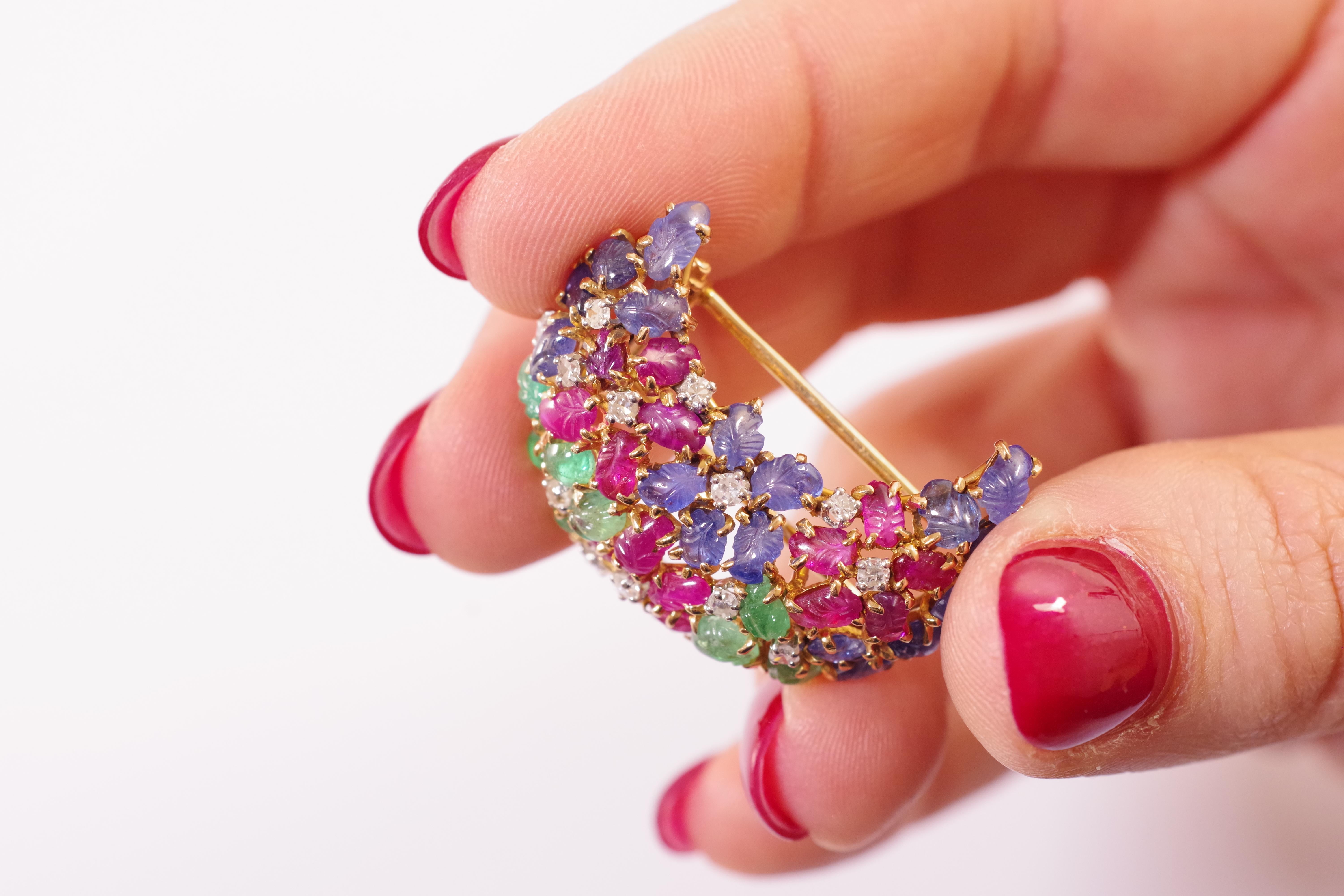 Women's Art Deco Tutti Frutti clip brooch in platinum and gold, crescent moon For Sale