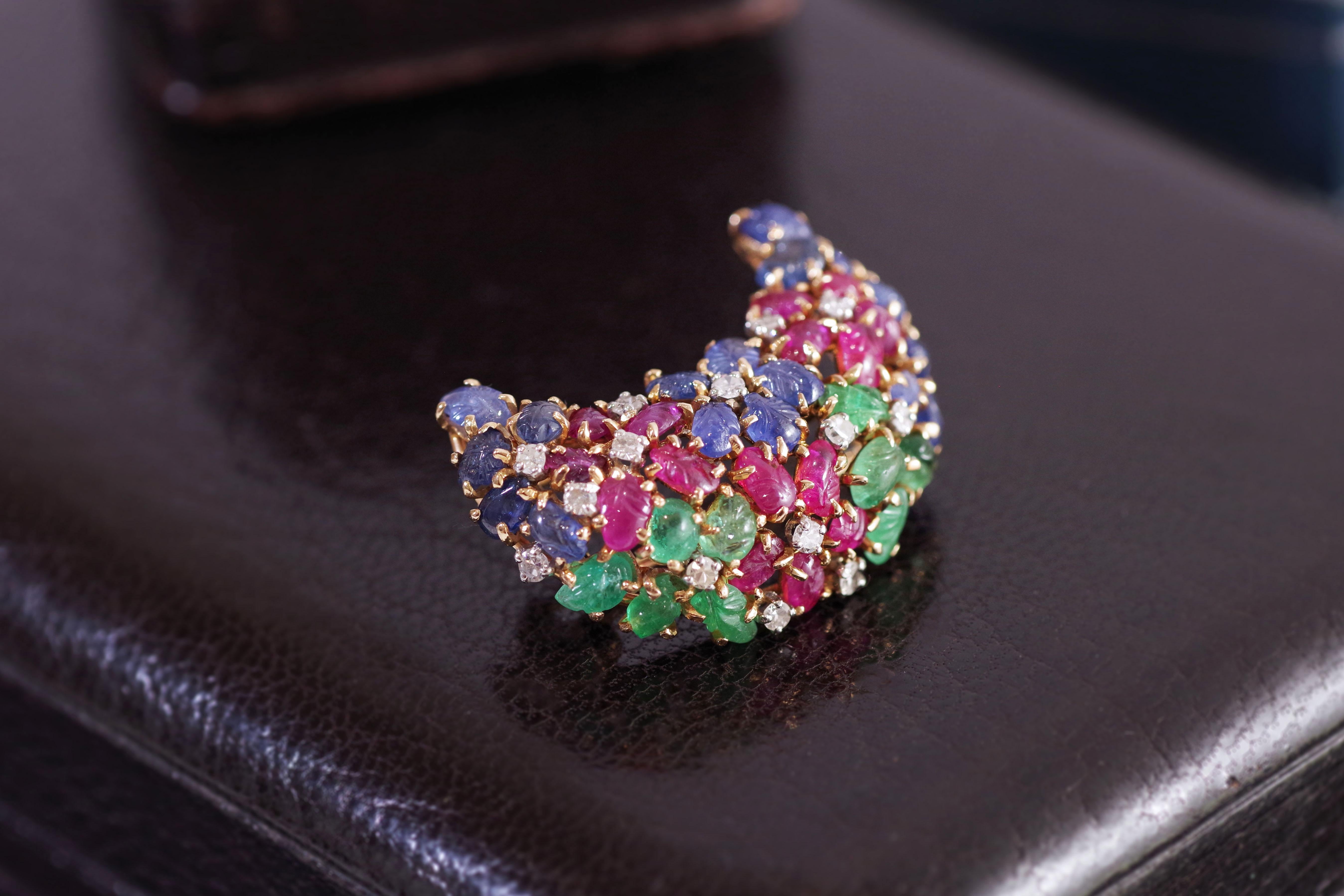 Art Deco Tutti Frutti clip brooch in platinum and gold, crescent moon For Sale 1