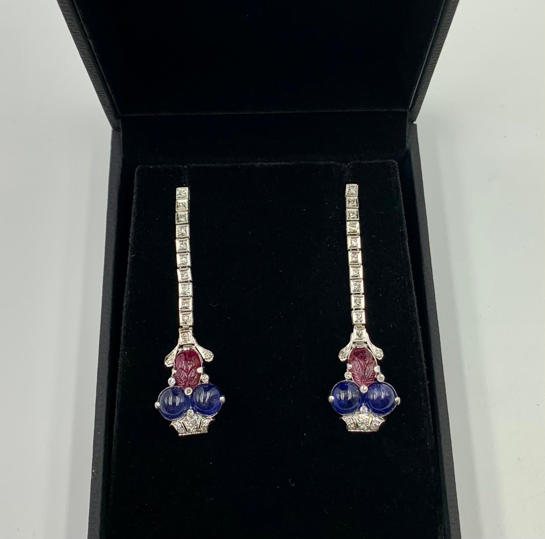 Art Deco Tutti Frutti Diamond Sapphire Carved Ruby Platinum Earrings, Circa 1920 In Good Condition For Sale In New York, NY