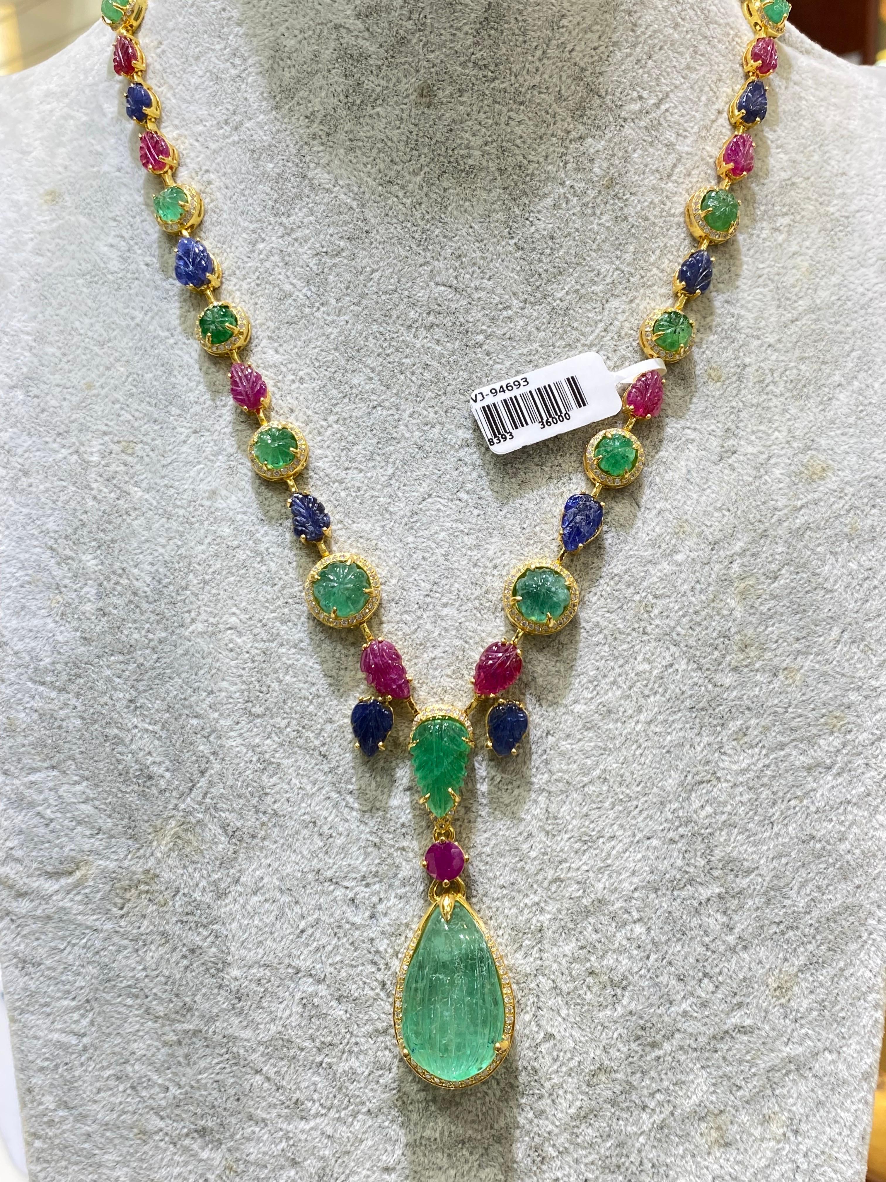 Ein wunderschönes Tuttifrutti-Art-Deco-Collier mit farbenfrohen, natürlichen Edelsteinen: 56,3 Karat kolumbianischer Smaragd, 24,84 Karat Rubin, 15,64 Karat Saphir und 1,65 Karat Diamanten - alle gefasst in massivem 18-karätigem Gelbgold. Die