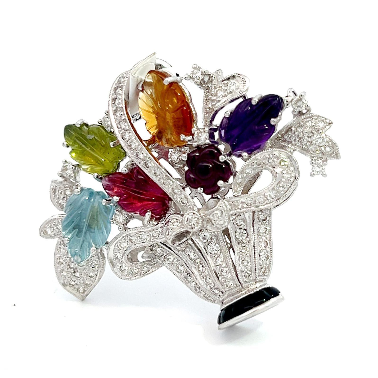 Art-déco-Brosche aus 18 Karat Weißgold, bestehend aus mehrfarbigen Blüten und Blättern aus geschnitzten Halbedelsteinen in einer mit Diamanten besetzten Vase, besetzt mit Diamanten im Voll- und Einzelschliff,

