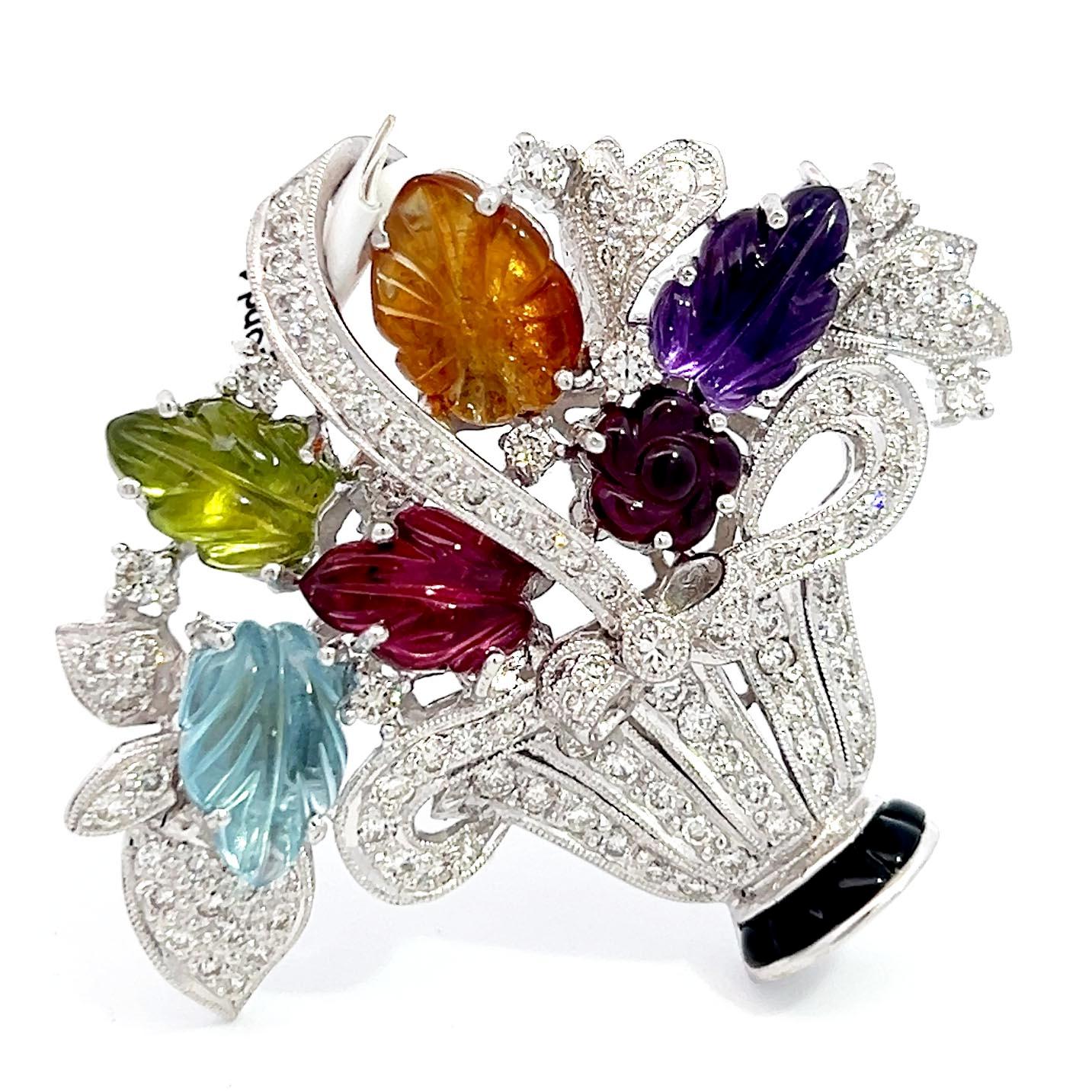 Art Deco Tutti Frutti Brosche mit Halbedelsteinen und Diamanten im Angebot 1
