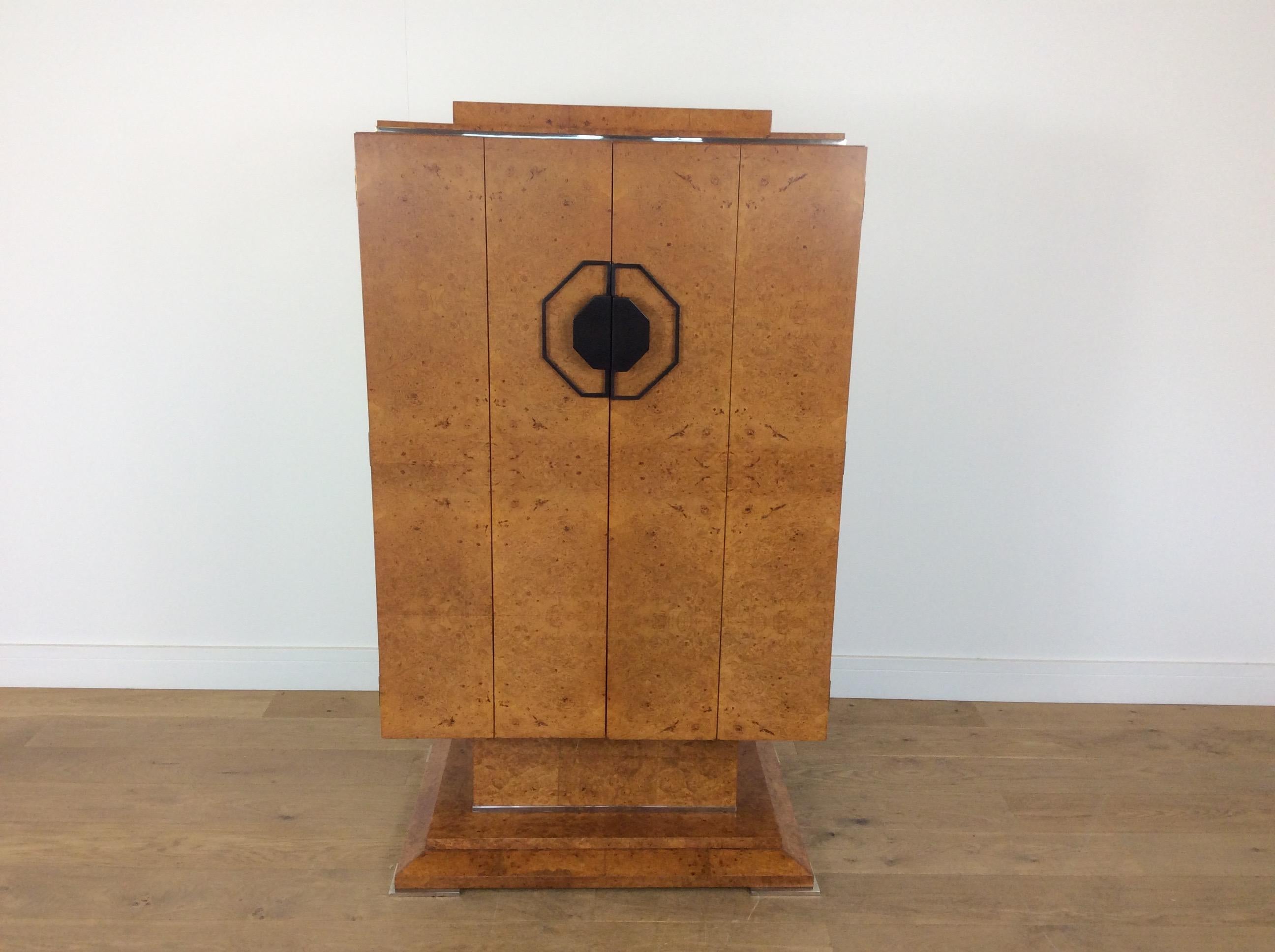 Art Deco cabinet.
an Art Deco television cabinet, this could easily be converted to a bar cabinet or just a nice storage cabinet.
Beautiful bird's-eye maple.
Measures: 151 cm H, 87 cm W, 61 cm D.
British, circa 1980.