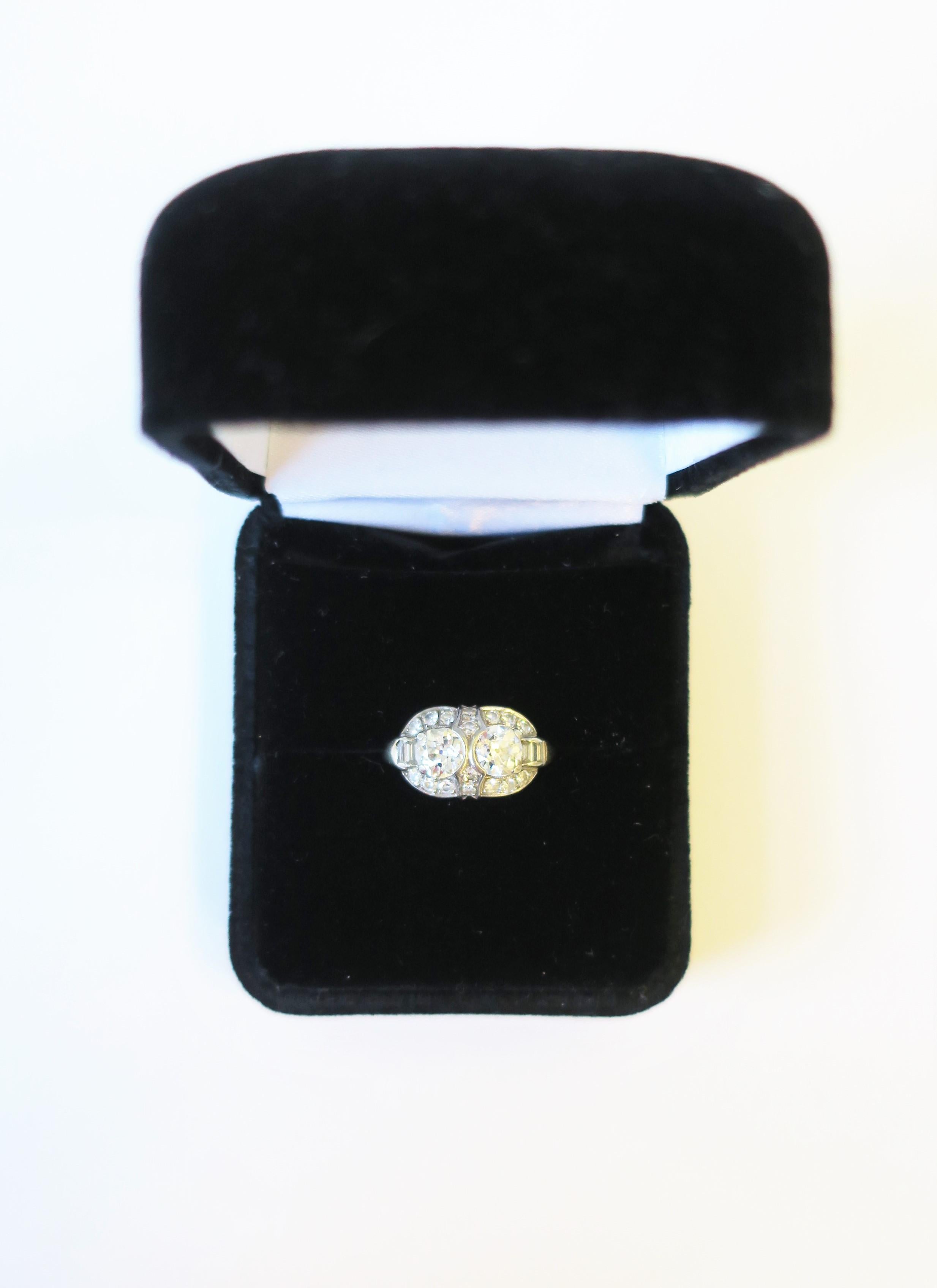 Ein schöner Zwillingsring aus Platin mit Diamanten im alten europäischen Schliff aus der Zeit des Art déco, circa Anfang des 20. Jahrhunderts. Ring hat zwei (2) alten europäischen Diamanten Solitäre / Runde Schnitte in der Mitte mit schönen Klarheit