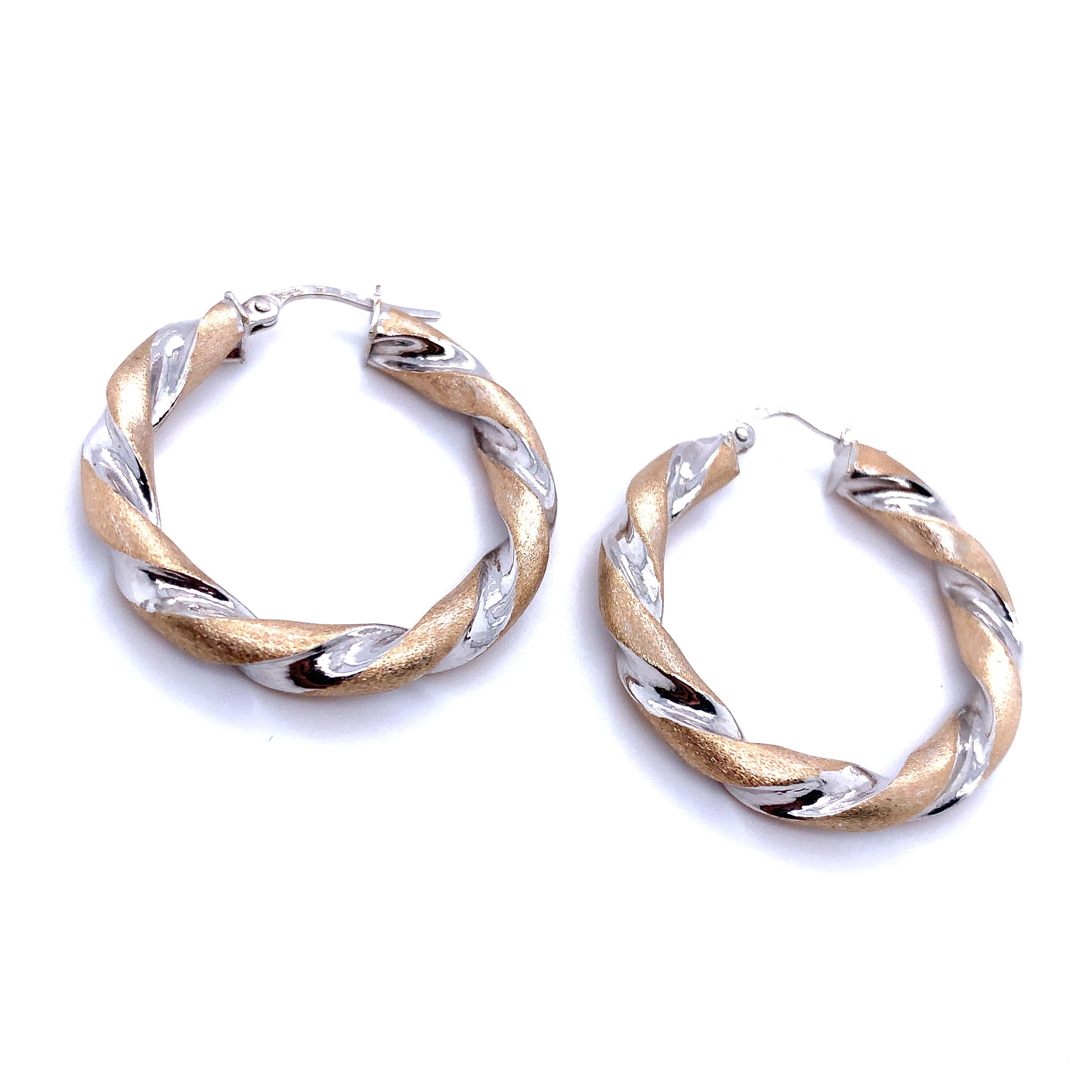 Art deco twist hoop earrings white and yellow gold matte finish In New Condition For Sale In London, GB