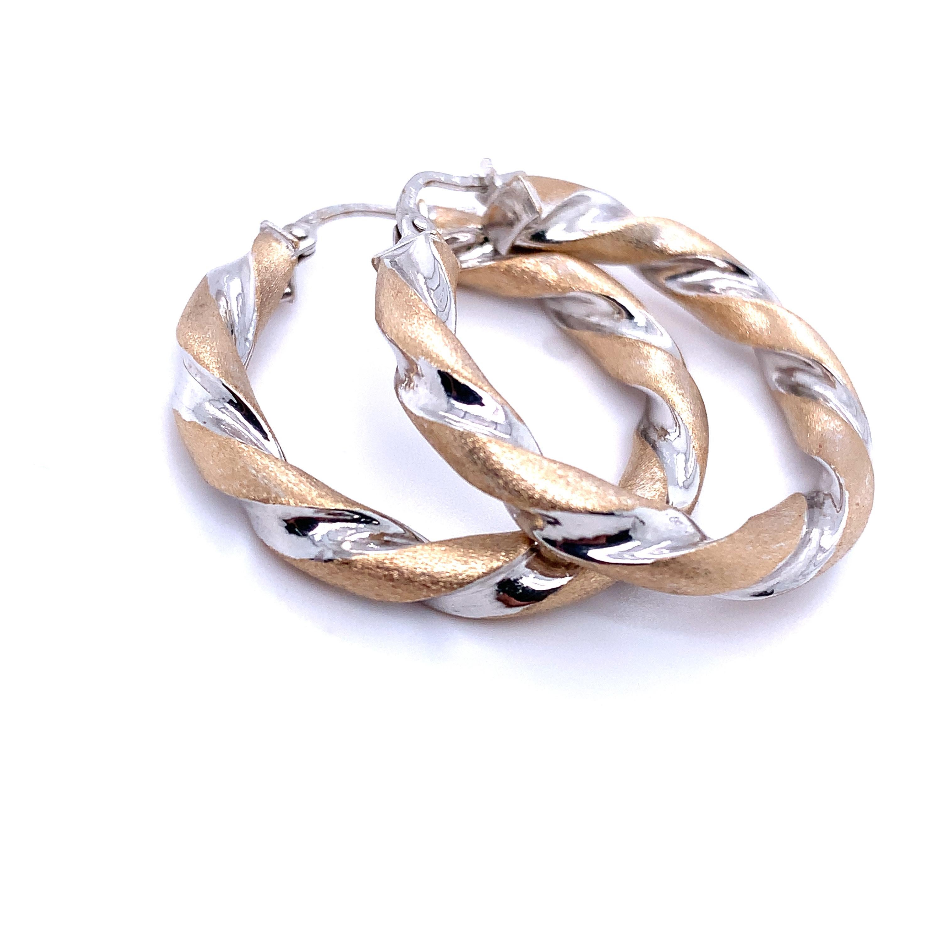 Art deco twist hoop earrings white and yellow gold matte finish For Sale 2