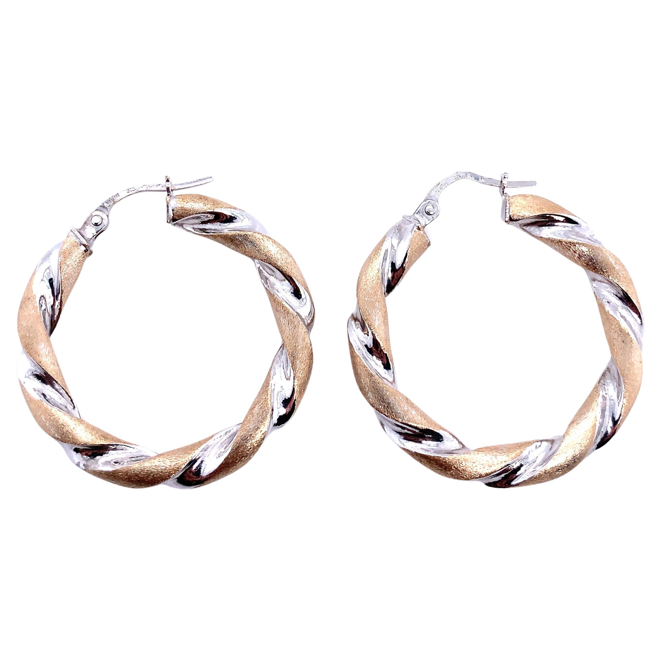 Art deco twist hoop earrings white and yellow gold matte finish For Sale